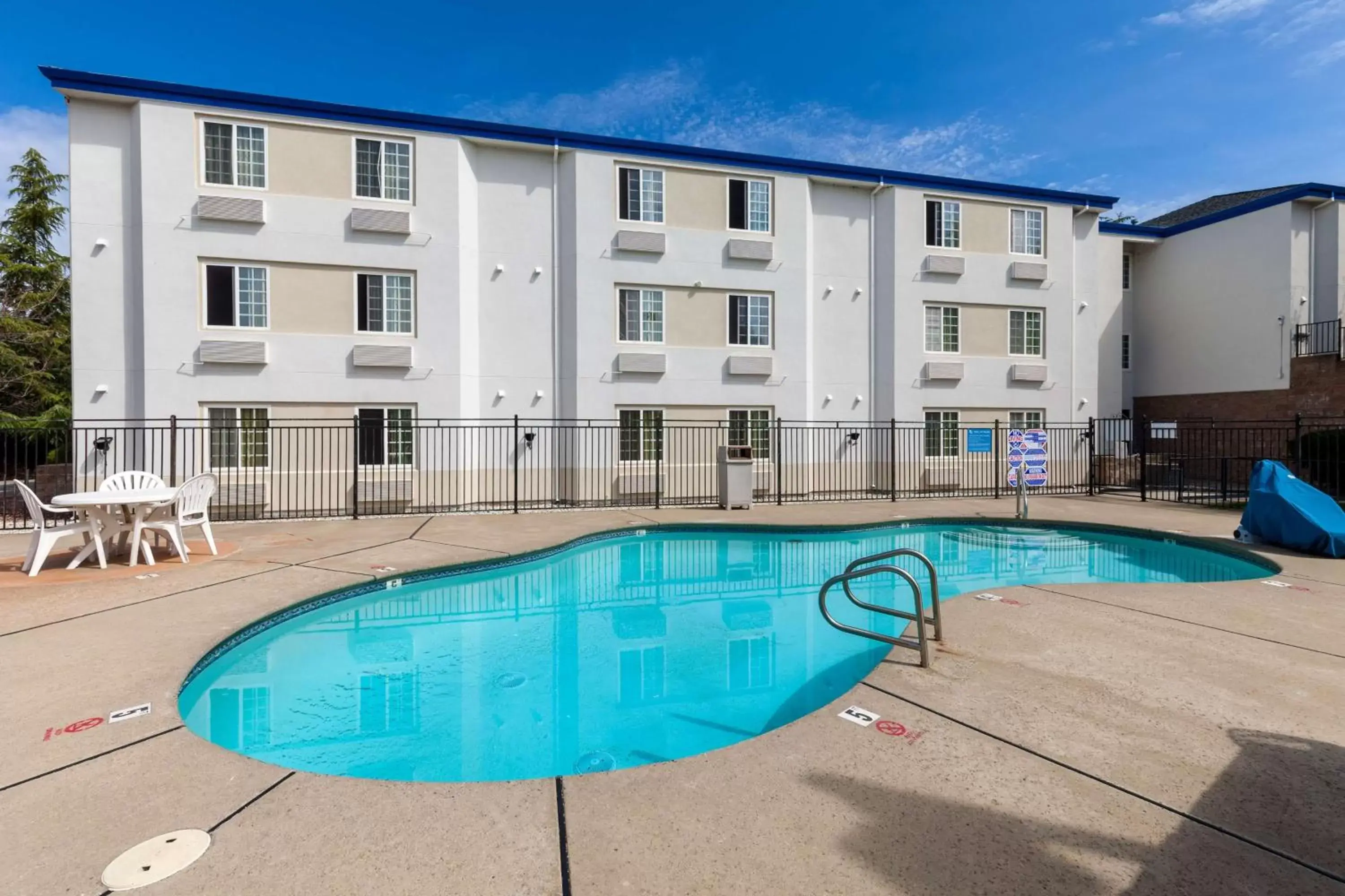 Activities, Swimming Pool in Motel 6-Auburn, CA