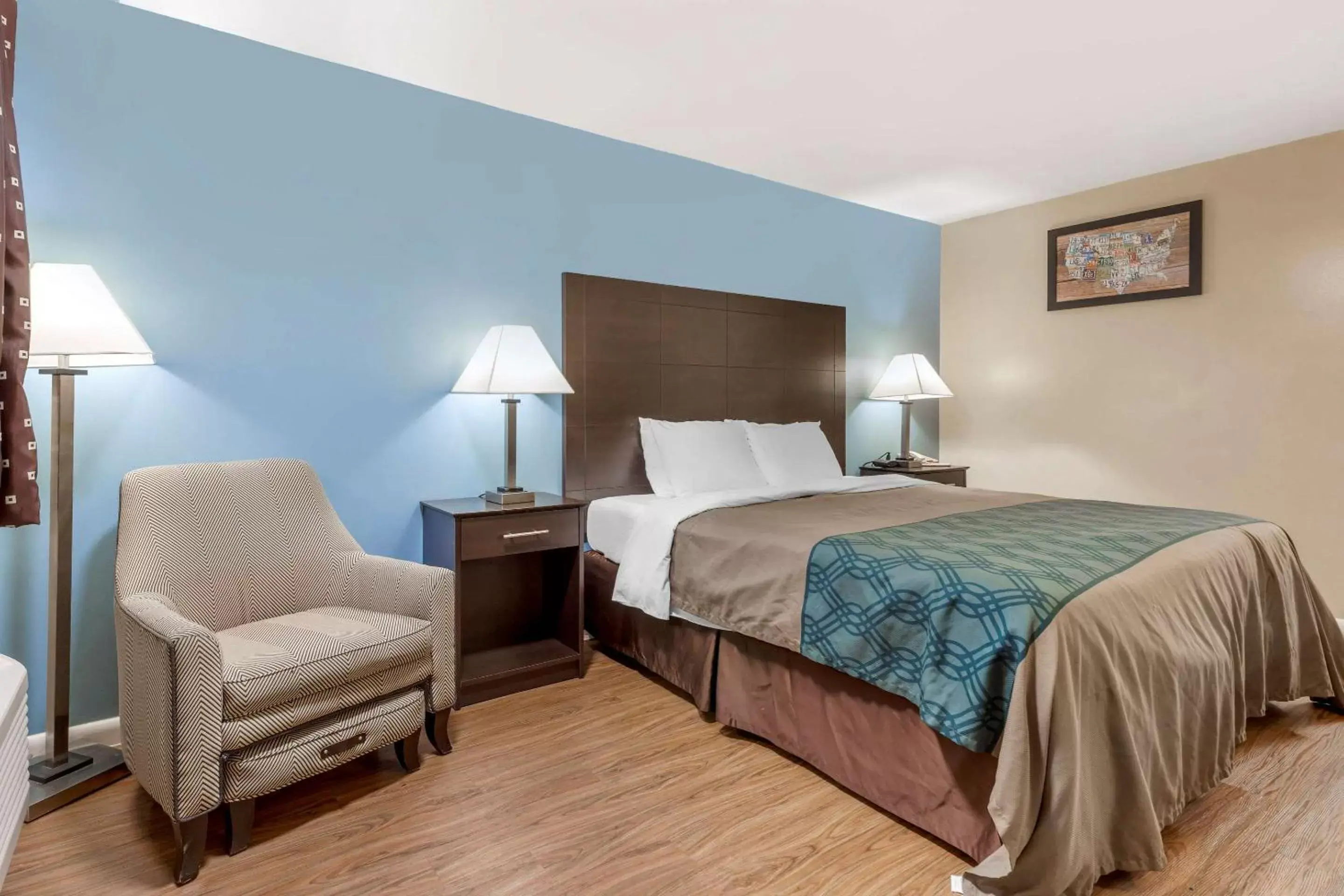 Photo of the whole room, Bed in Econo Lodge Woodstock - Shenandoah Valley I-81