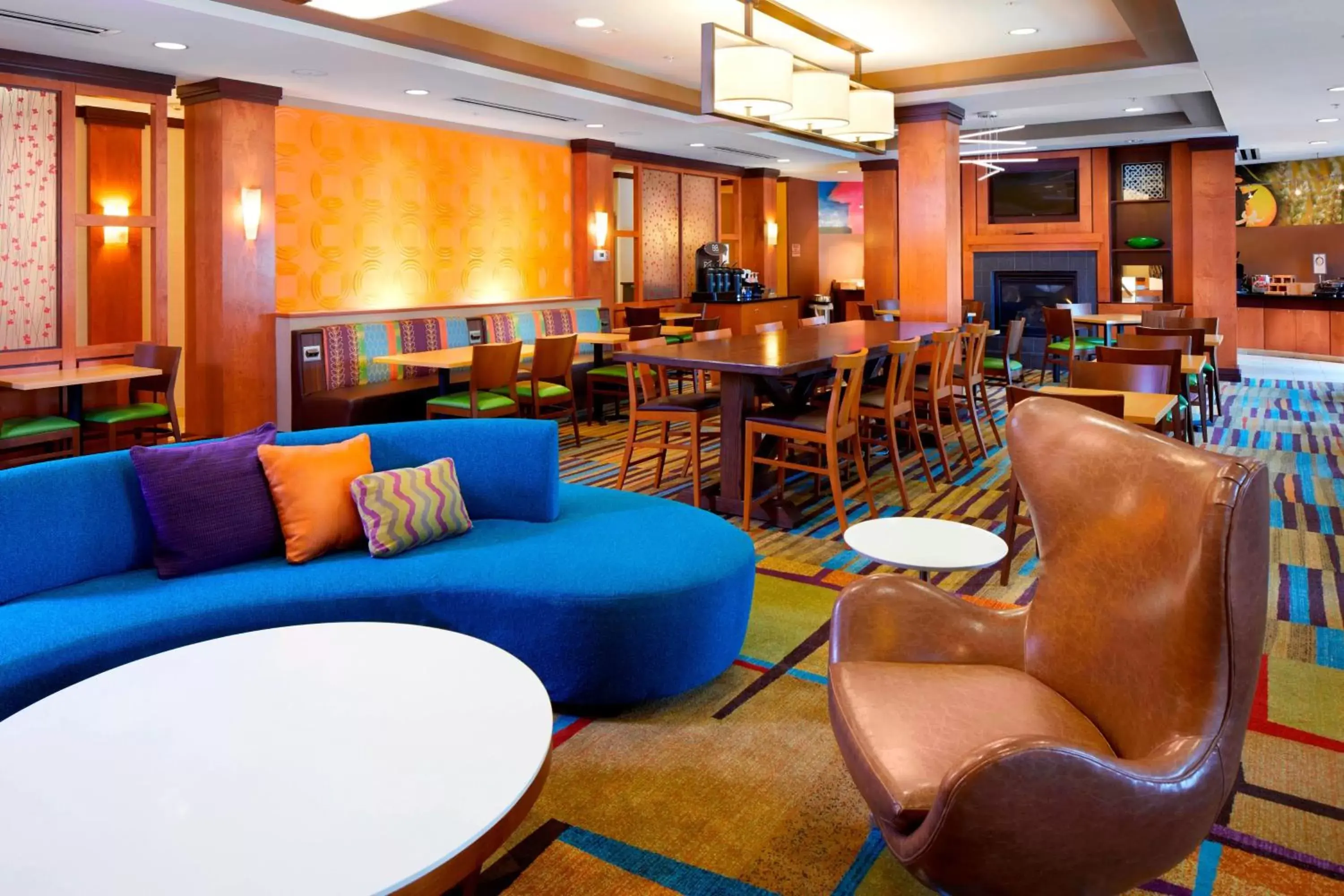 Lobby or reception, Lounge/Bar in Fairfield Inn & Suites by Marriott Cumberland
