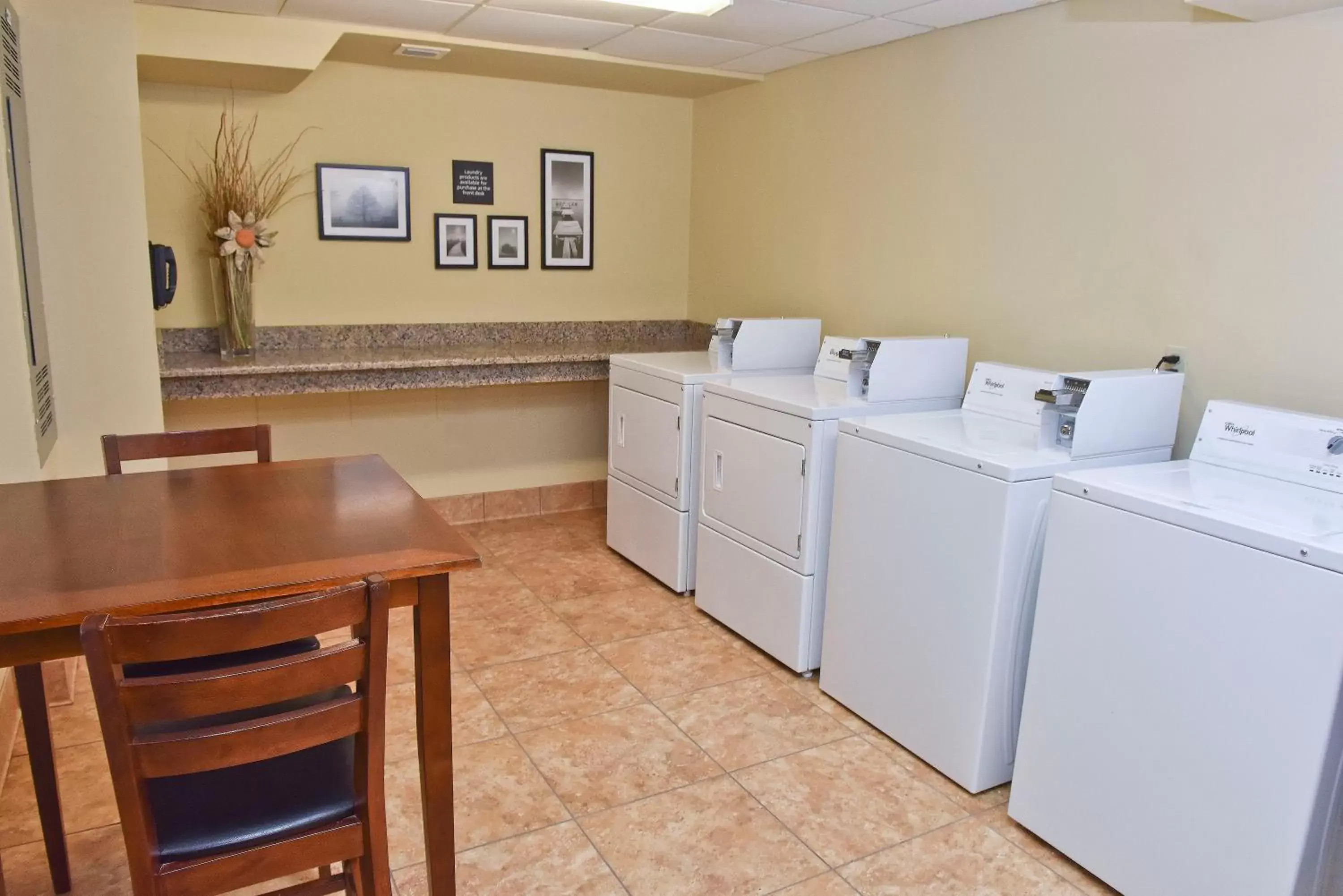 Kitchen or kitchenette in Holiday Inn Express & Suites - Columbus North, an IHG Hotel