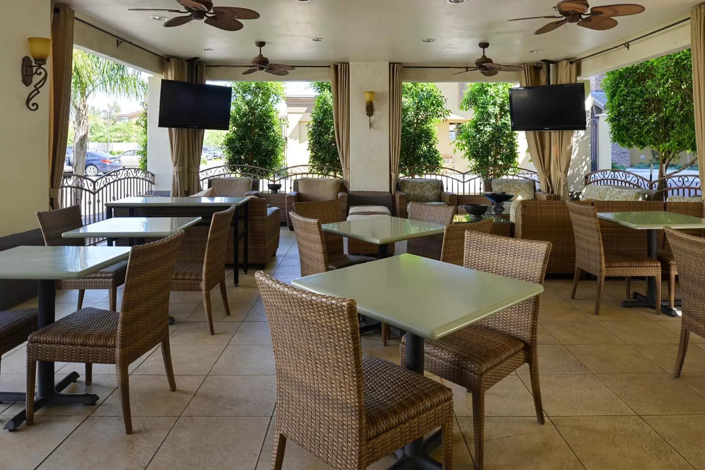 Communal lounge/ TV room, Restaurant/Places to Eat in SureStay Plus Hotel by Best Western Tempe University