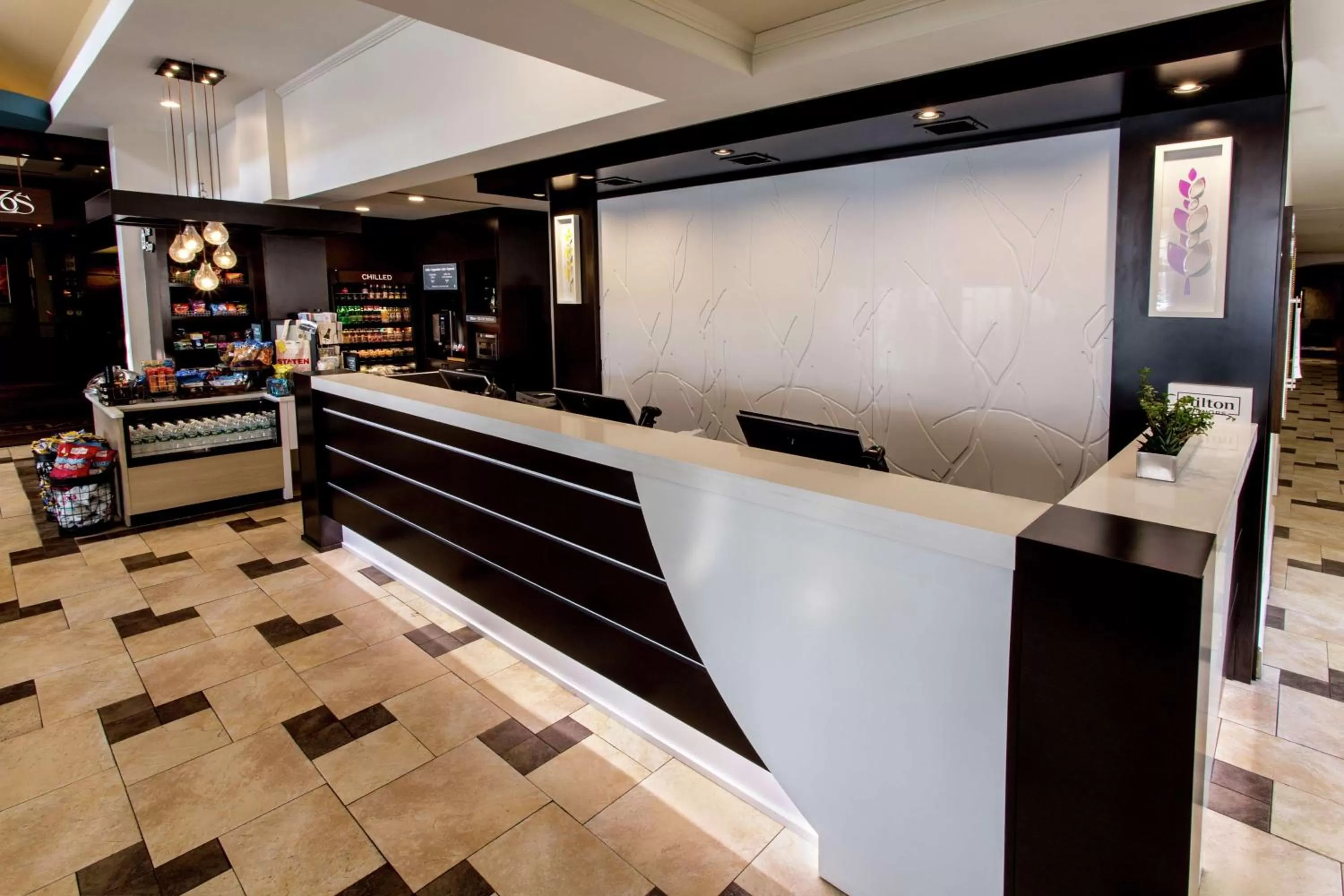 Lobby or reception in Hilton Garden Inn New York/Staten Island