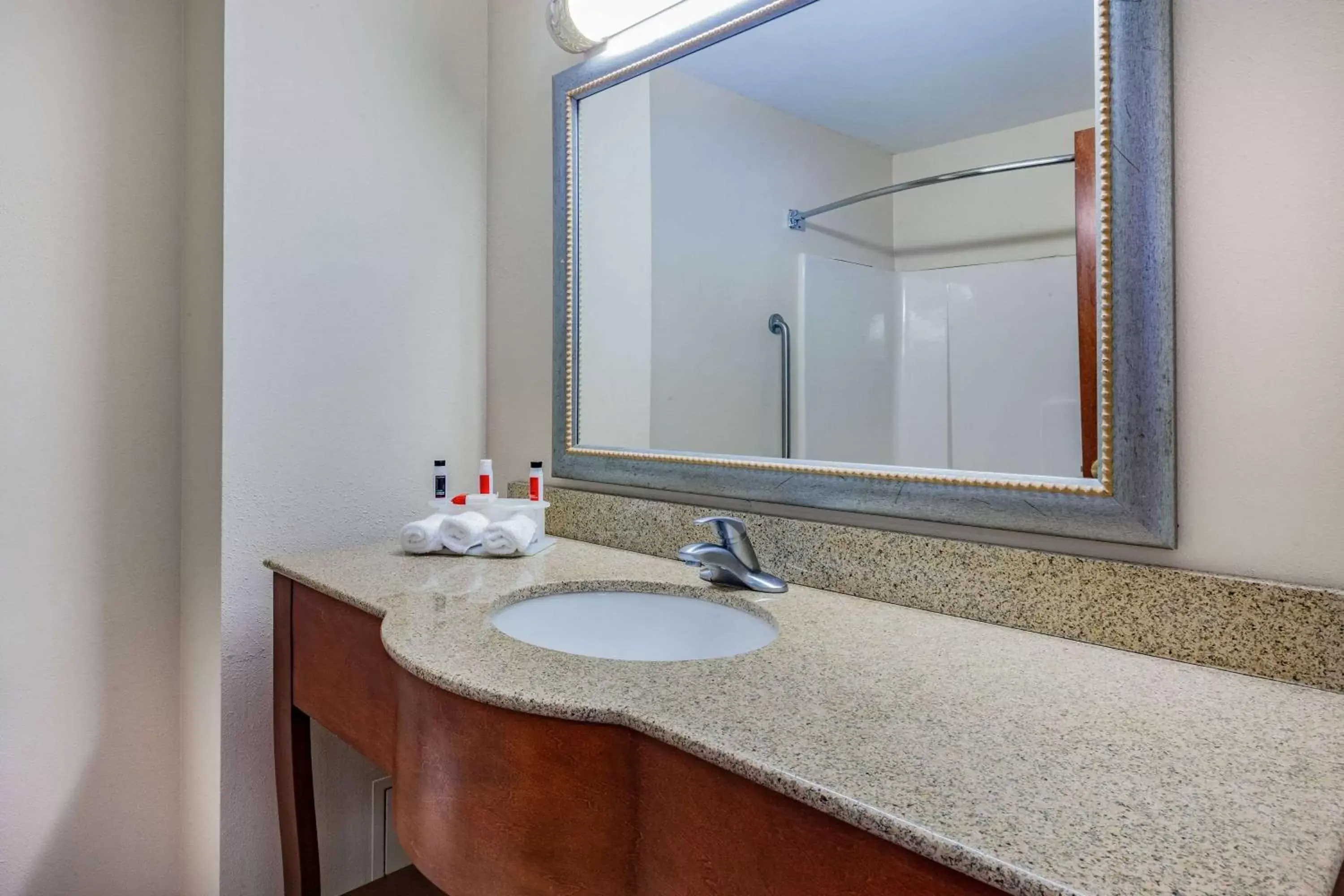 Bathroom in Days Inn by Wyndham Alta Vista