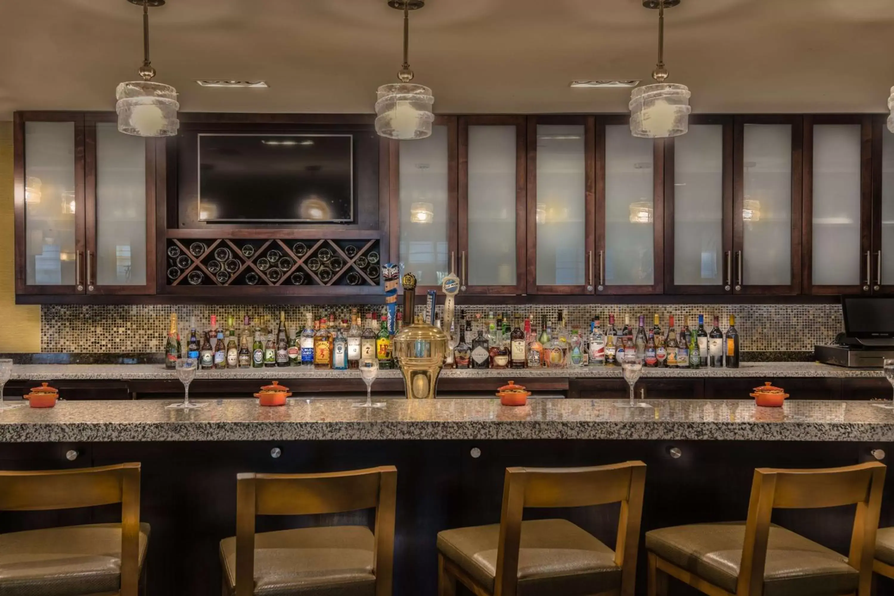 Lounge or bar, Restaurant/Places to Eat in Hilton Garden Inn Reagan National Airport