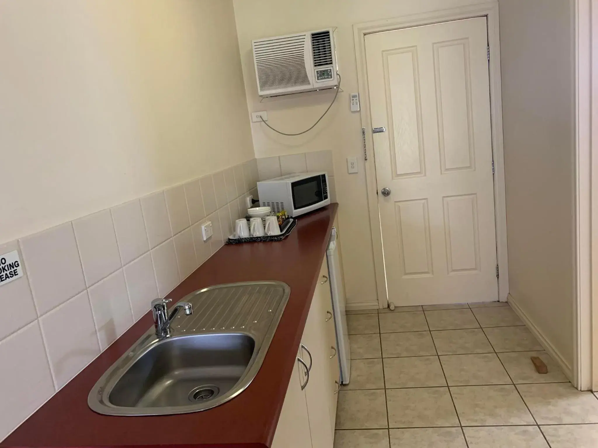 Kitchen or kitchenette, Kitchen/Kitchenette in Outback Quarters- Motel Hay