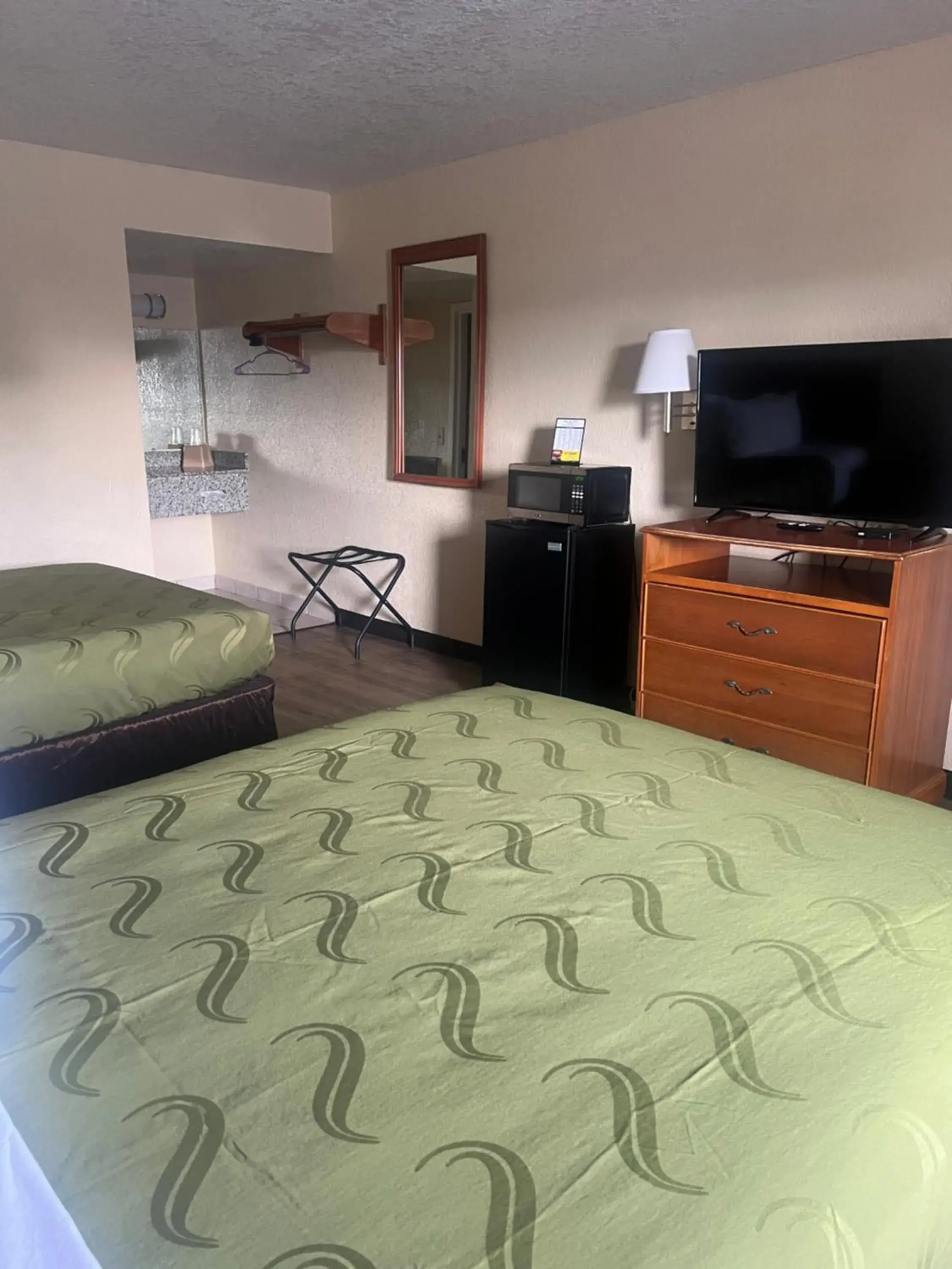 Bedroom, TV/Entertainment Center in Hole Inn the Wall Hotel - Sunset Plaza - Fort Walton Beach