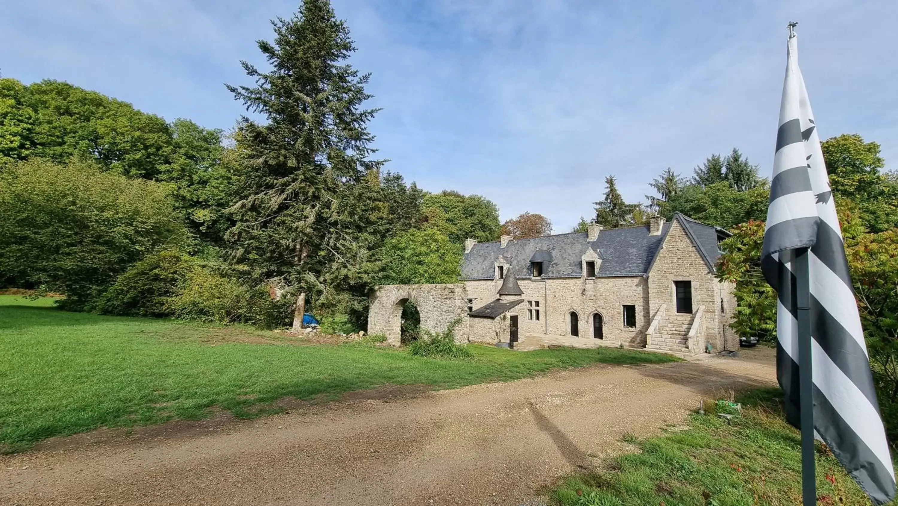 Property Building in Le Manoir de Menglieu