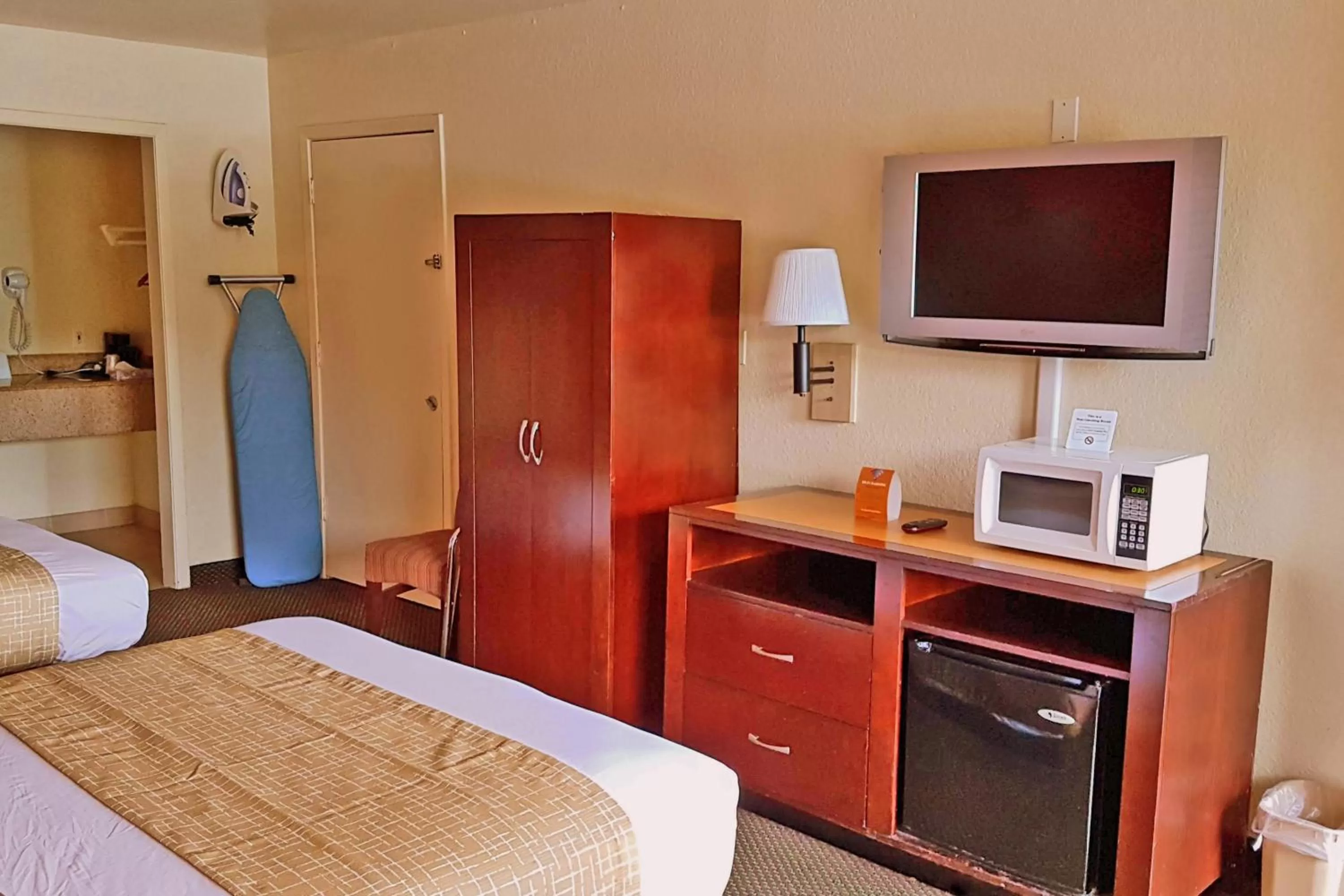 Bedroom, Bed in Travelodge by Wyndham Houston Hobby Airport