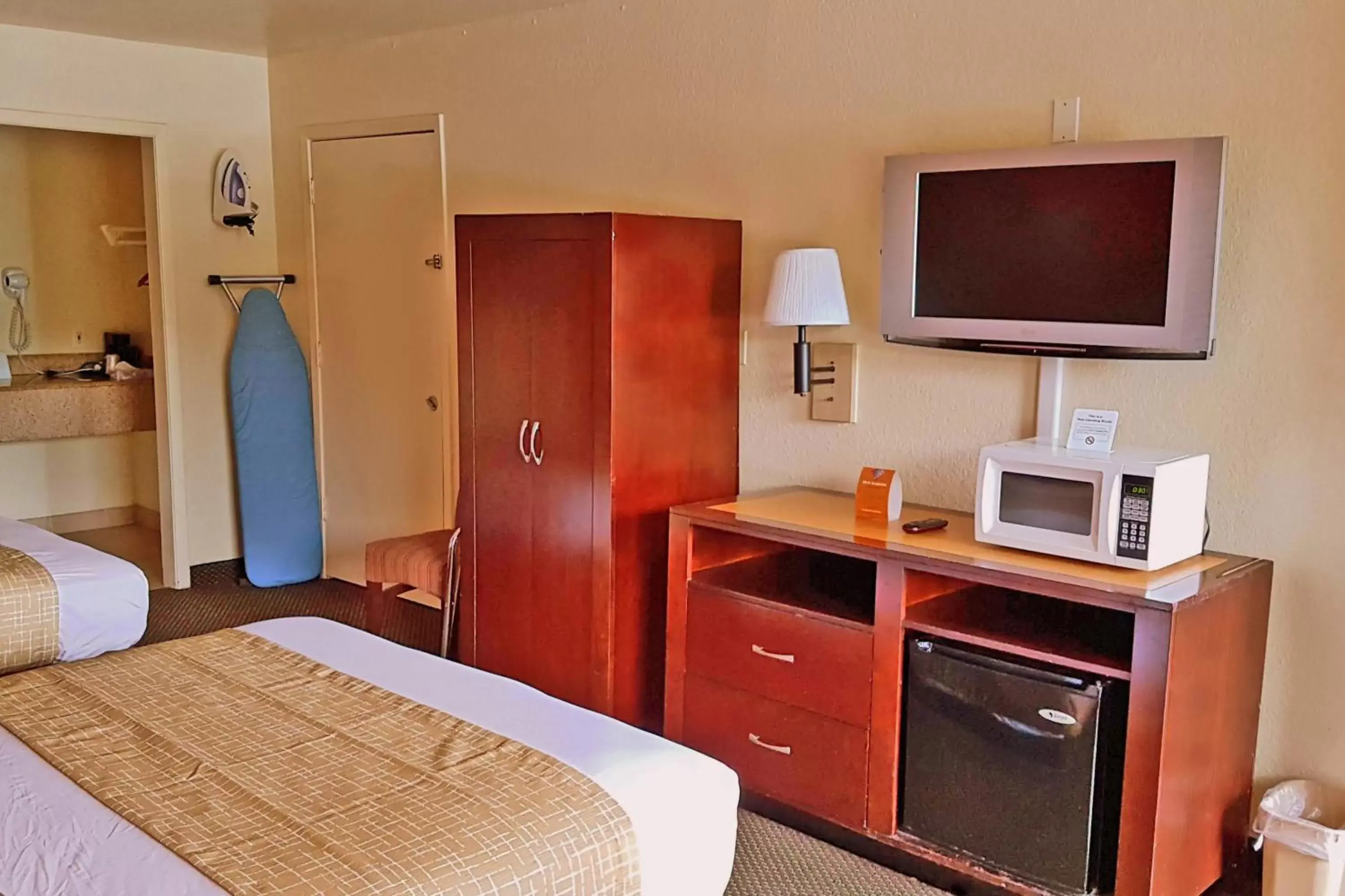 TV/Entertainment Center in Travelodge by Wyndham Houston Hobby Airport