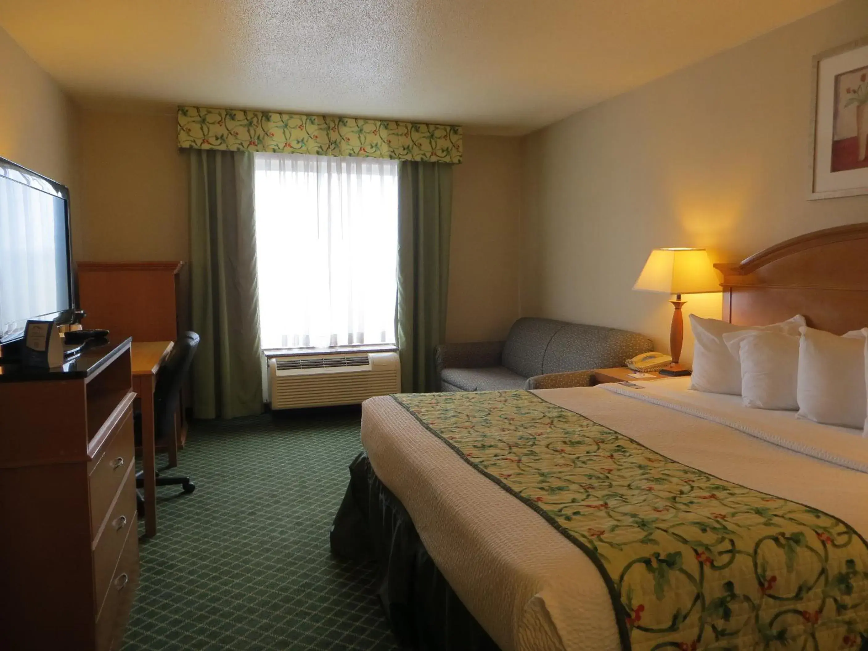 Photo of the whole room, Bed in Baymont by Wyndham Kalamazoo East