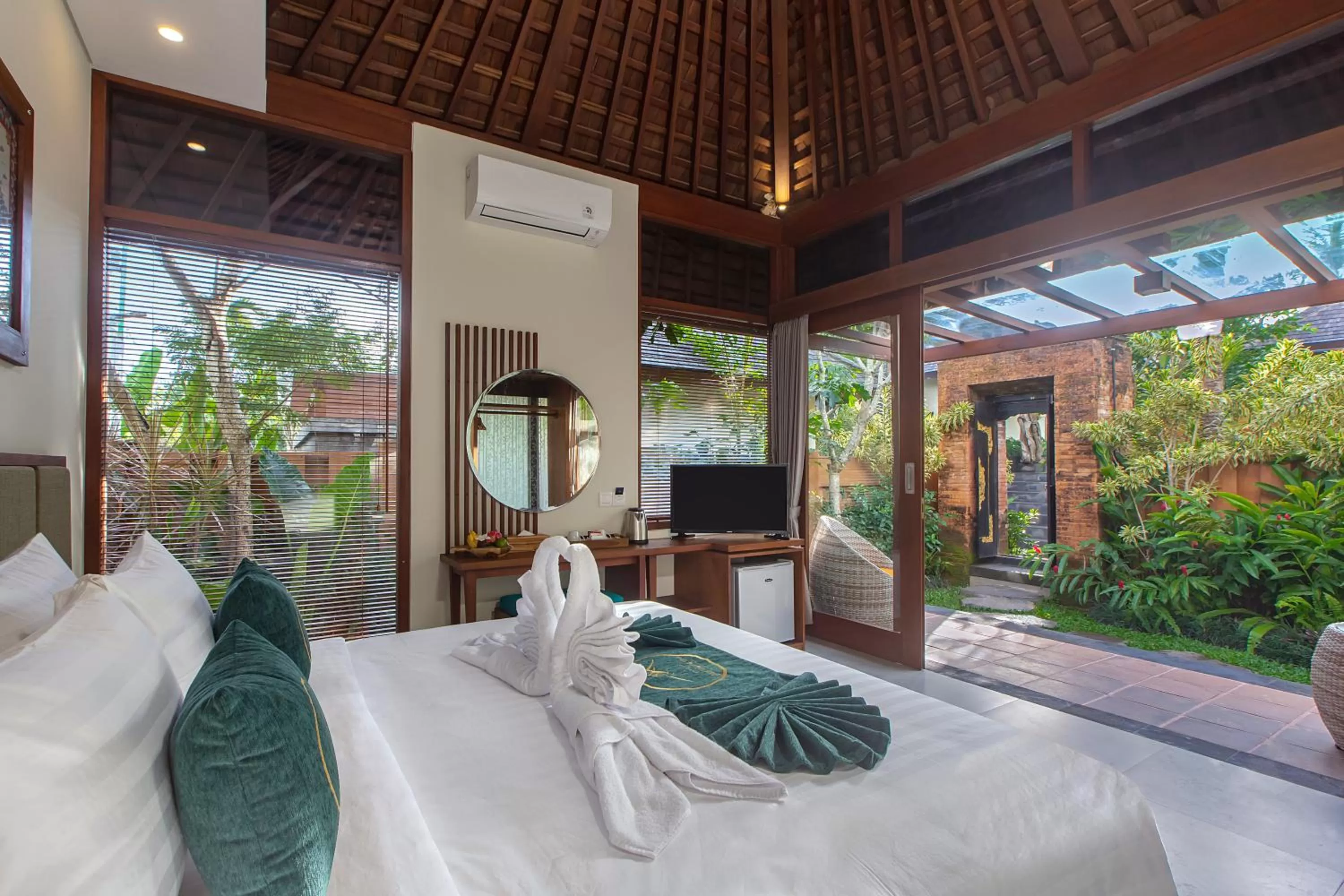 Photo of the whole room, Bed in Alam Wayang Ubud - CHSE Certified