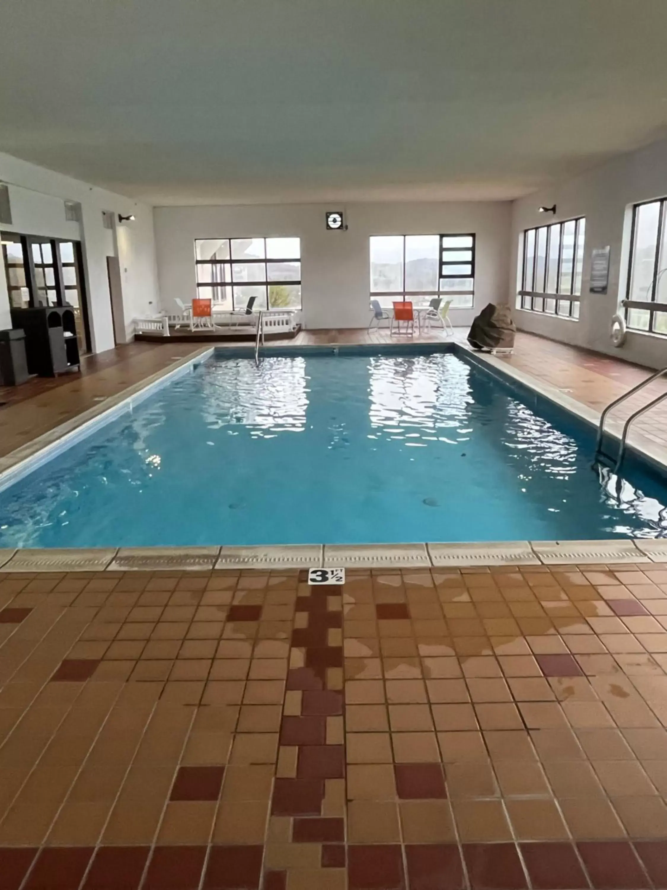 Pool view, Swimming Pool in Days Inn & Suites by Wyndham Sutton Flatwoods