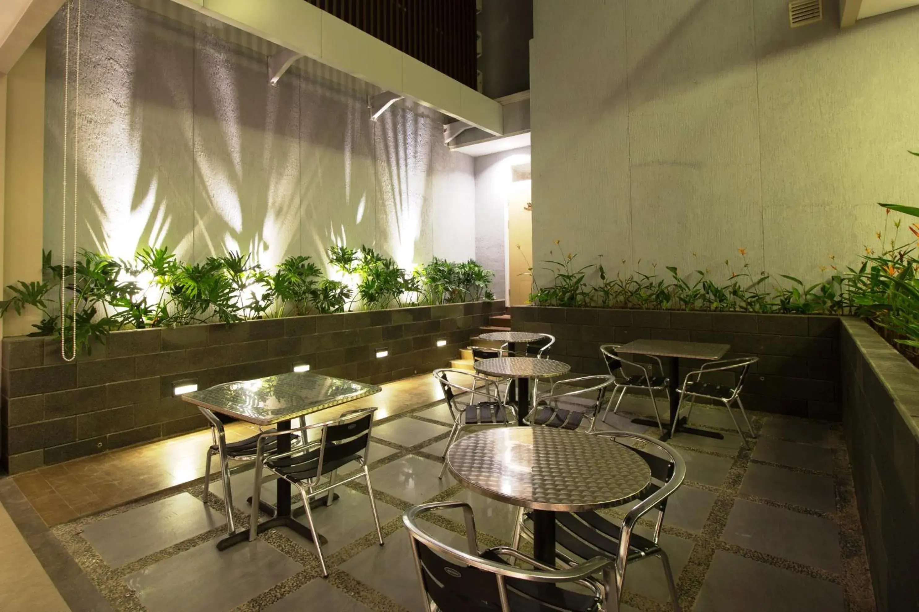 Garden, Restaurant/Places to Eat in Vinotel Cirebon