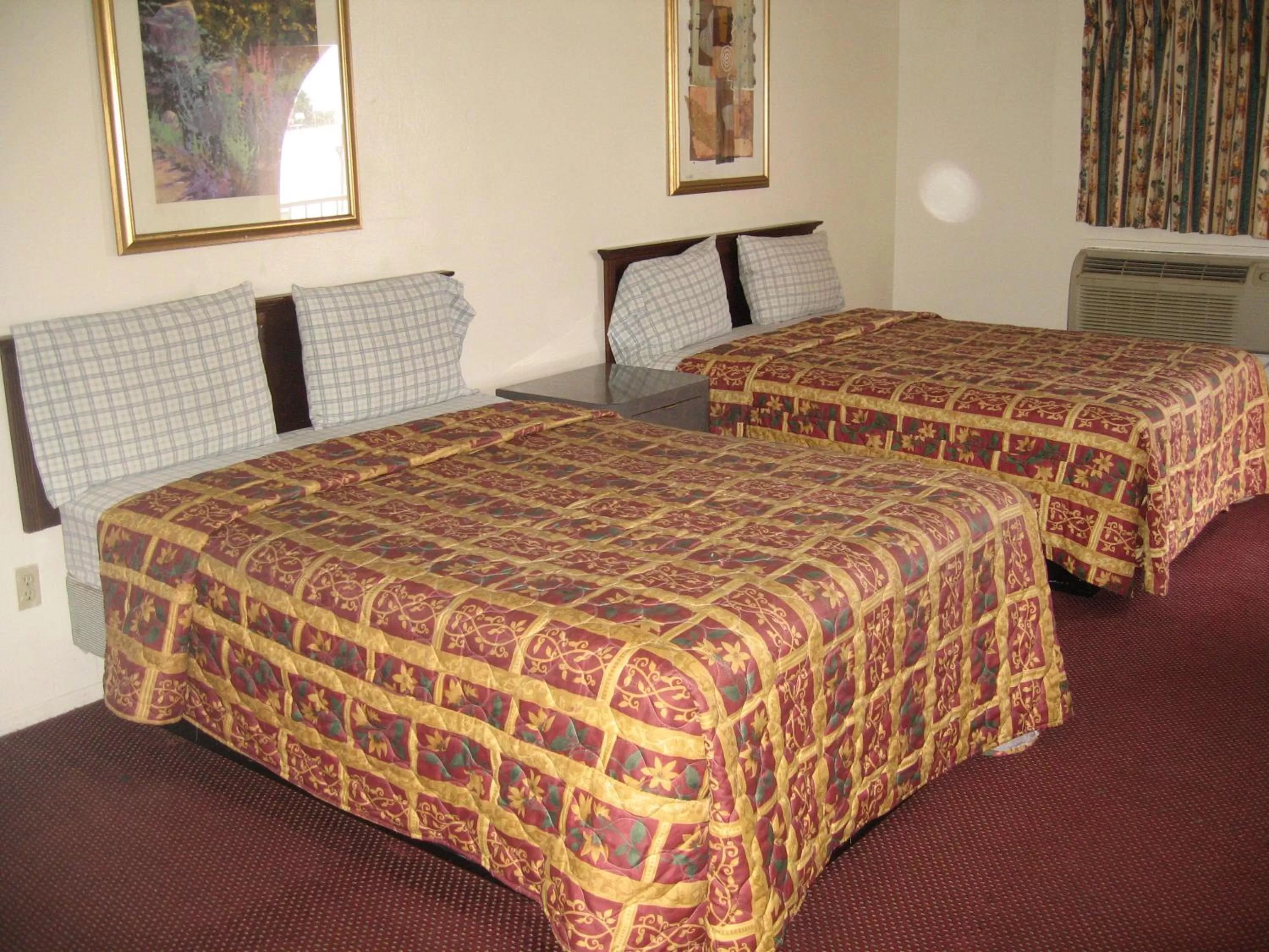 Bed in Royal Inn Motel Long Beach