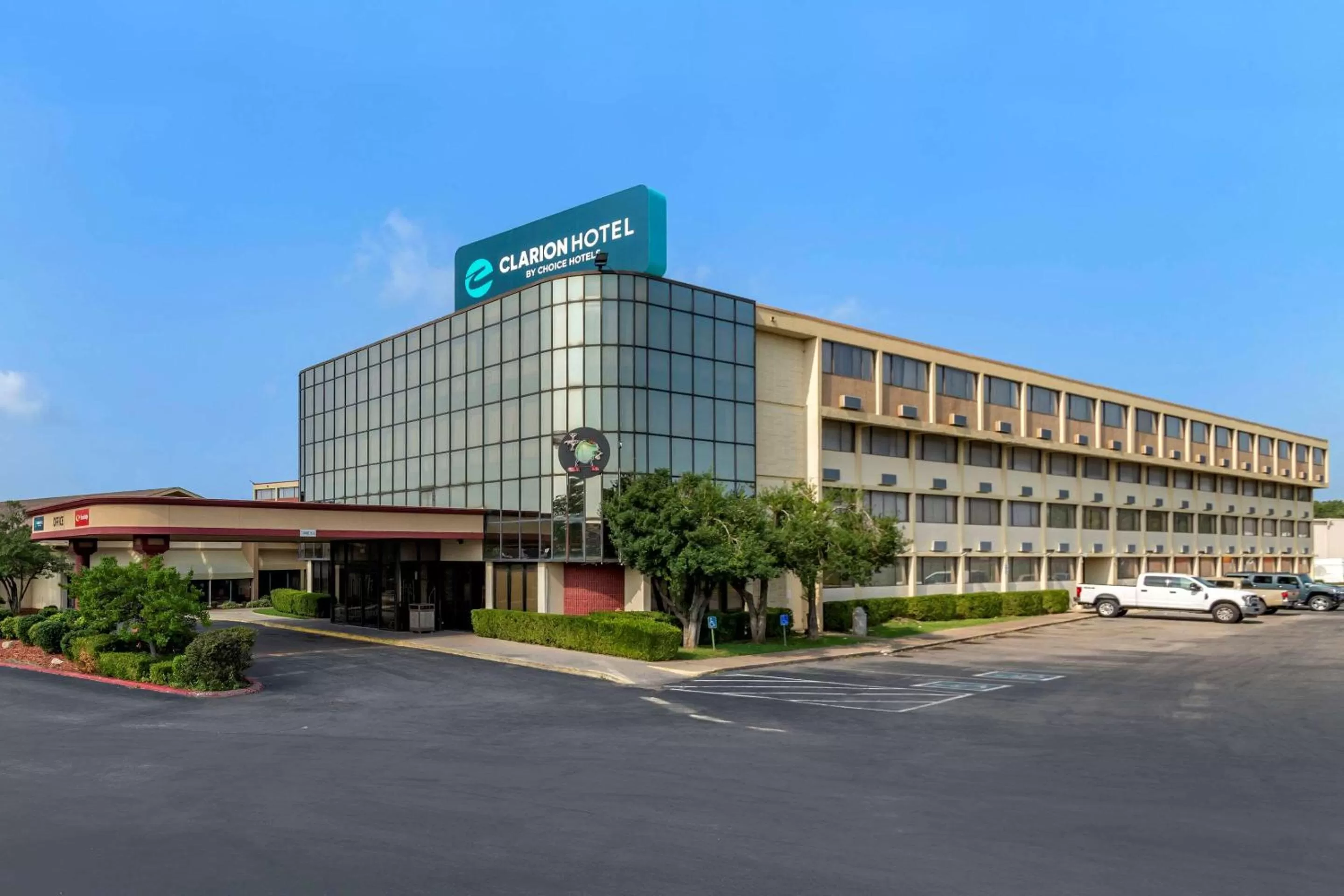 Property building in Clarion Hotel Broken Arrow - Tulsa