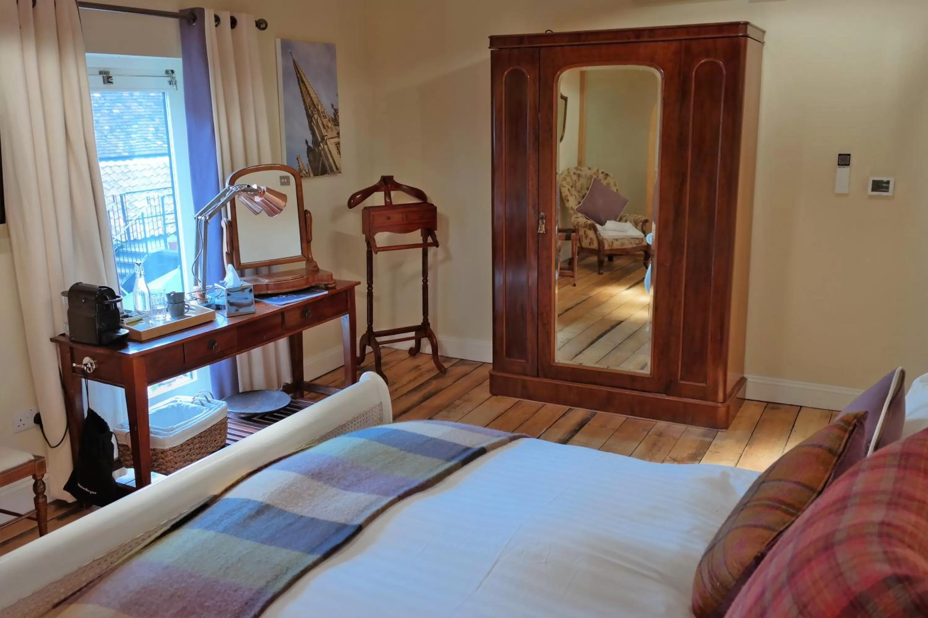 Photo of the whole room, Bed in The Cross Keys