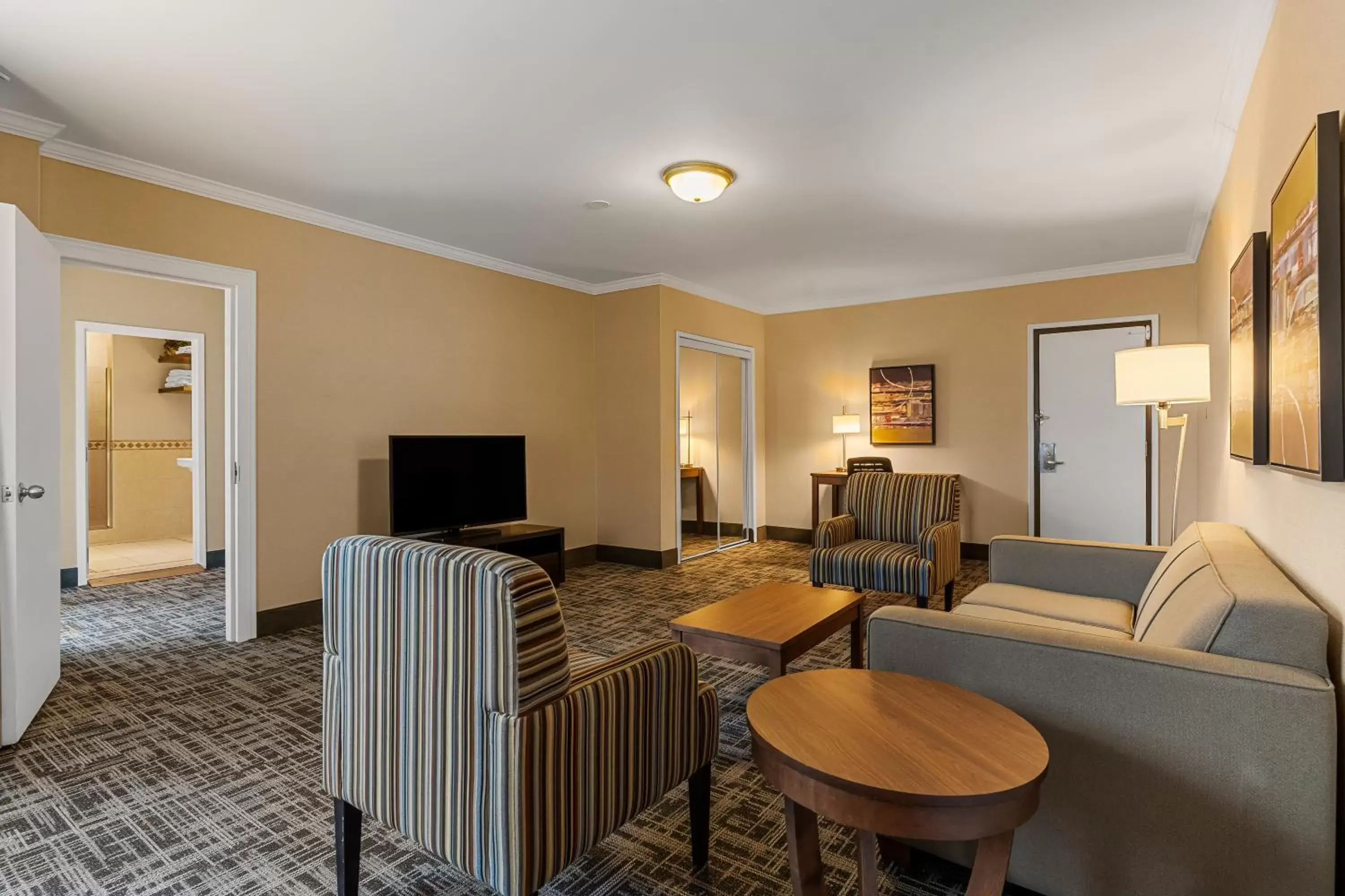 Living room, Seating Area in Best Western Ville-Marie Hotel & Suites