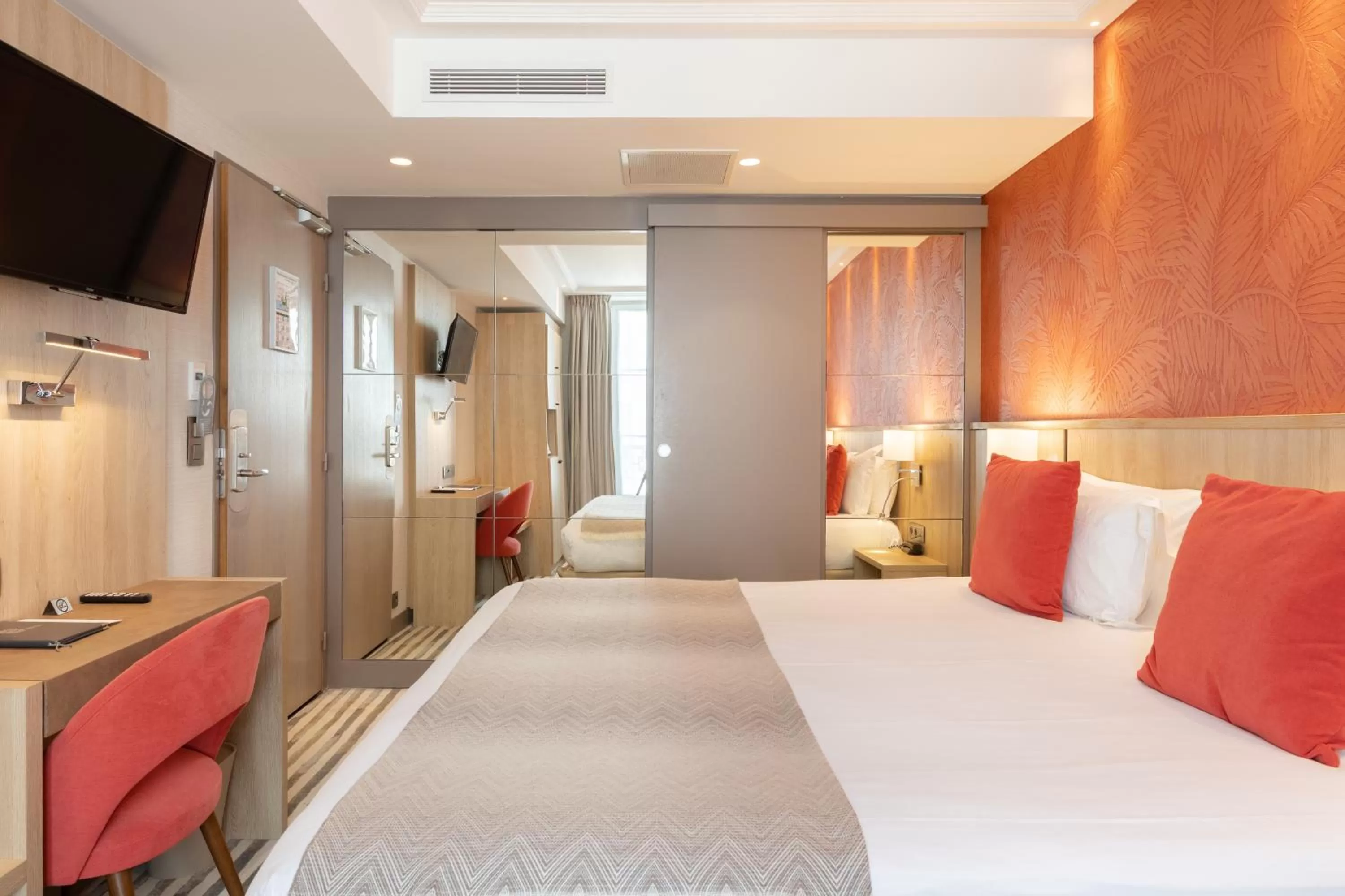 Bed in Prince Albert Lyon Bercy