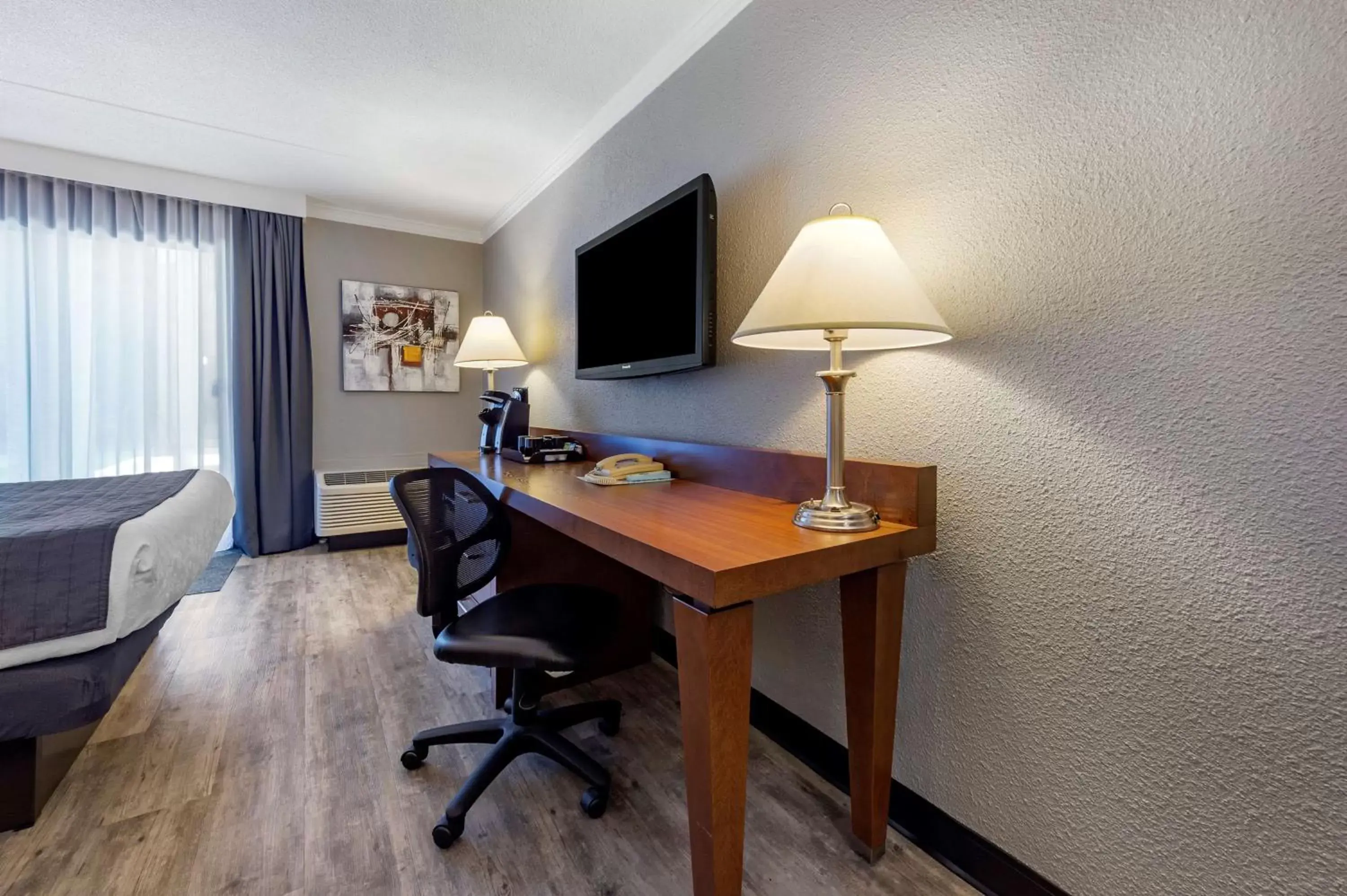 Bedroom, TV/Entertainment Center in Best Western Hotel Universel Drummondville