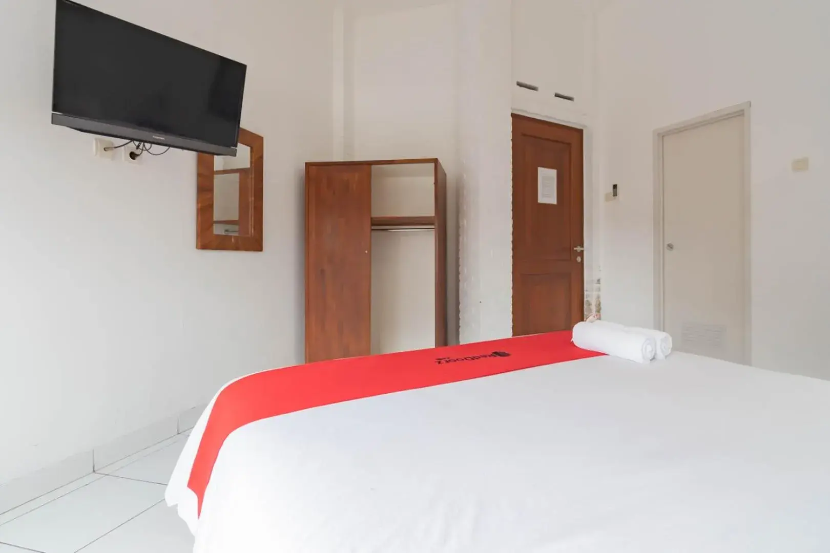 Bedroom, Bed in RedDoorz Plus near Dago Pakar