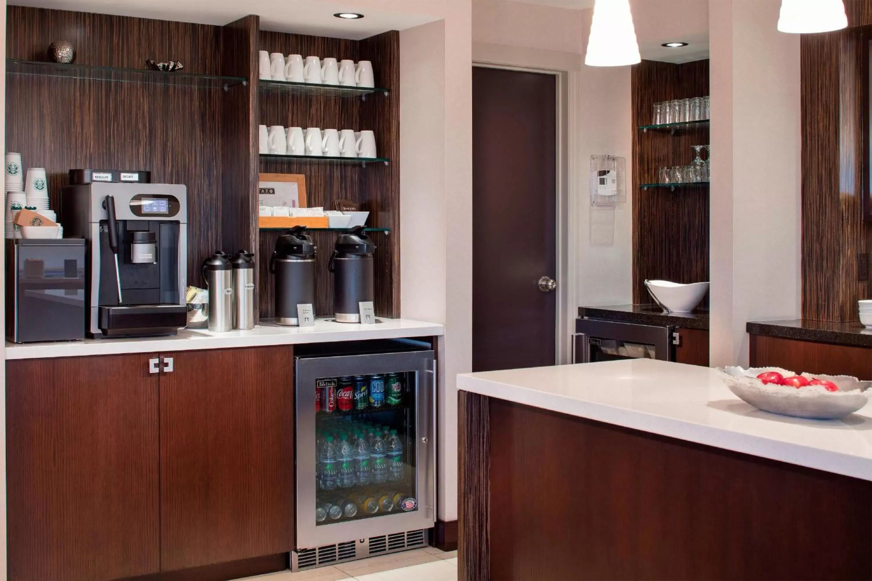 Lounge or bar, Kitchen/Kitchenette in Sheraton Cavalier Calgary Hotel