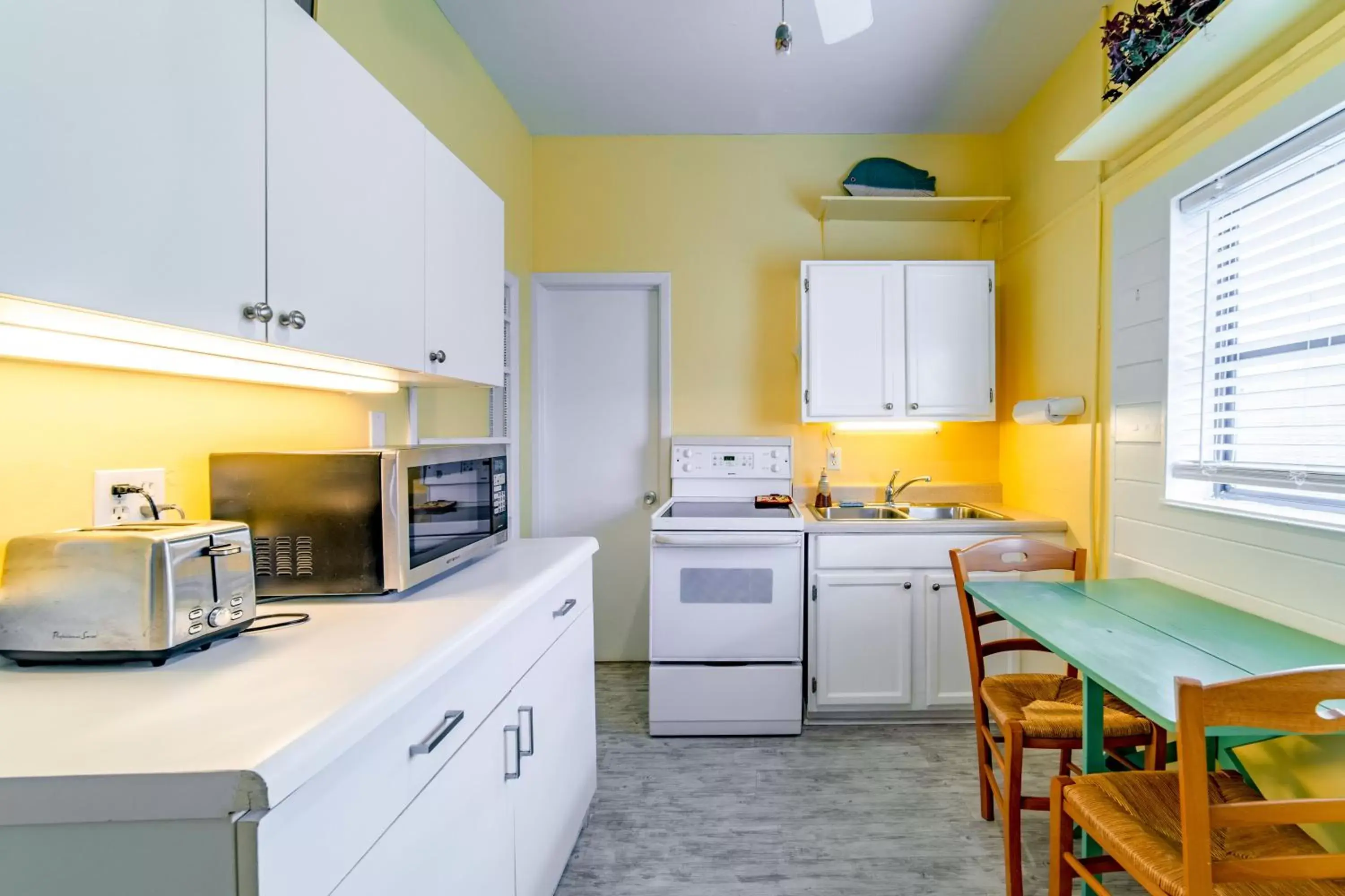 Kitchen or kitchenette in The Palmetto Inn