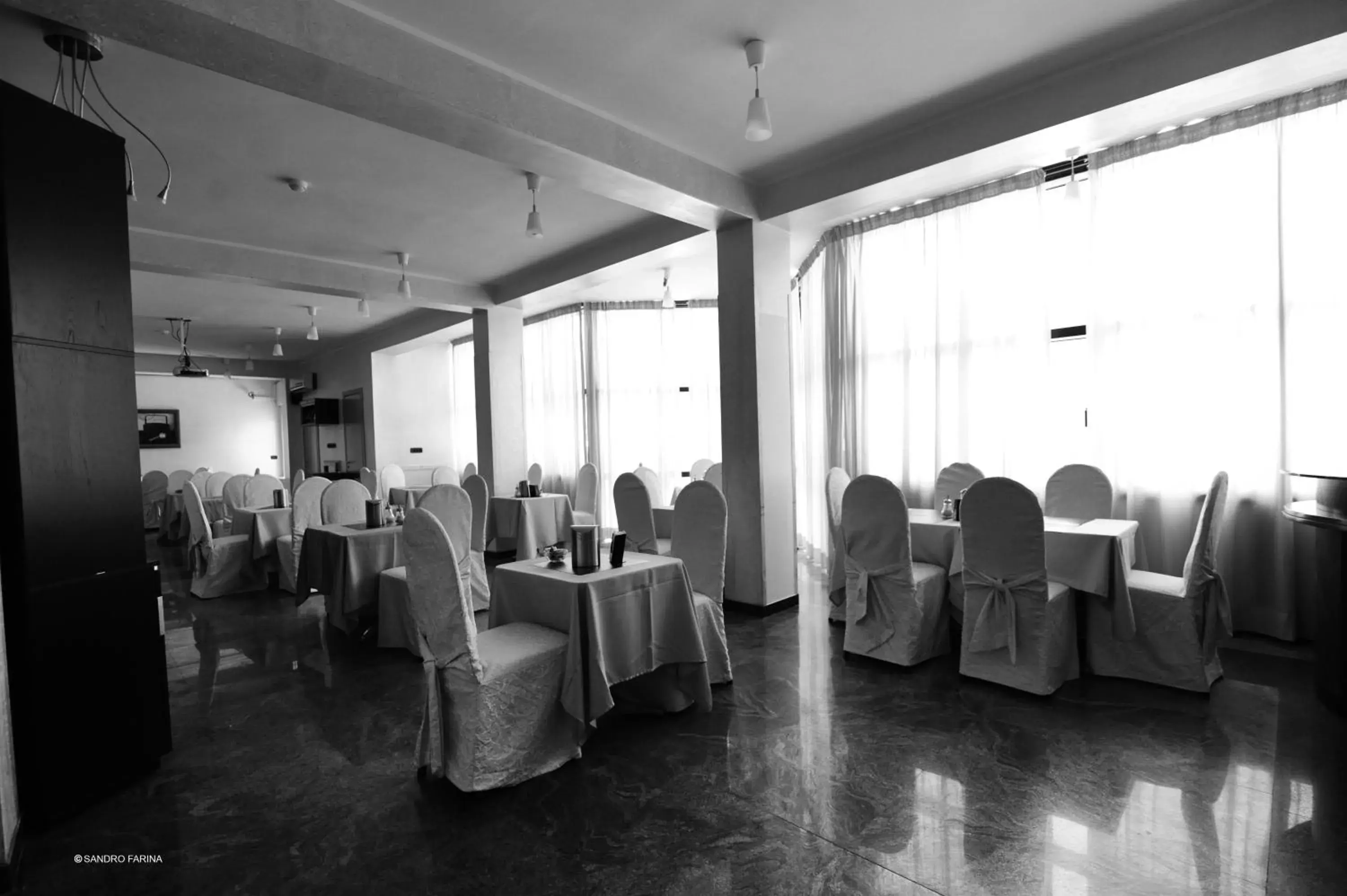 Restaurant/places to eat, Banquet Facilities in Accord Le Rose
