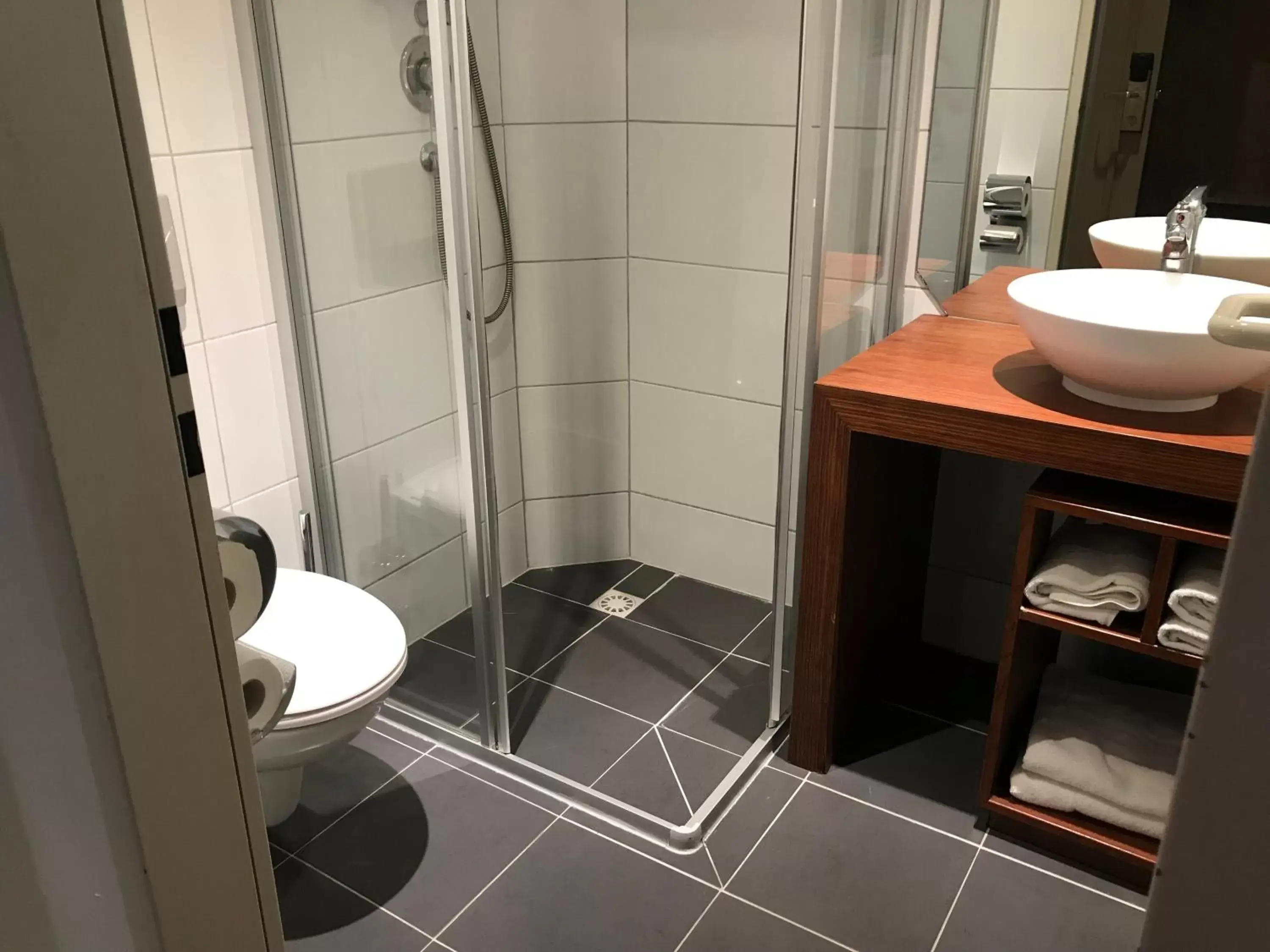 Bathroom in Parkhotel Frankfurt Airport