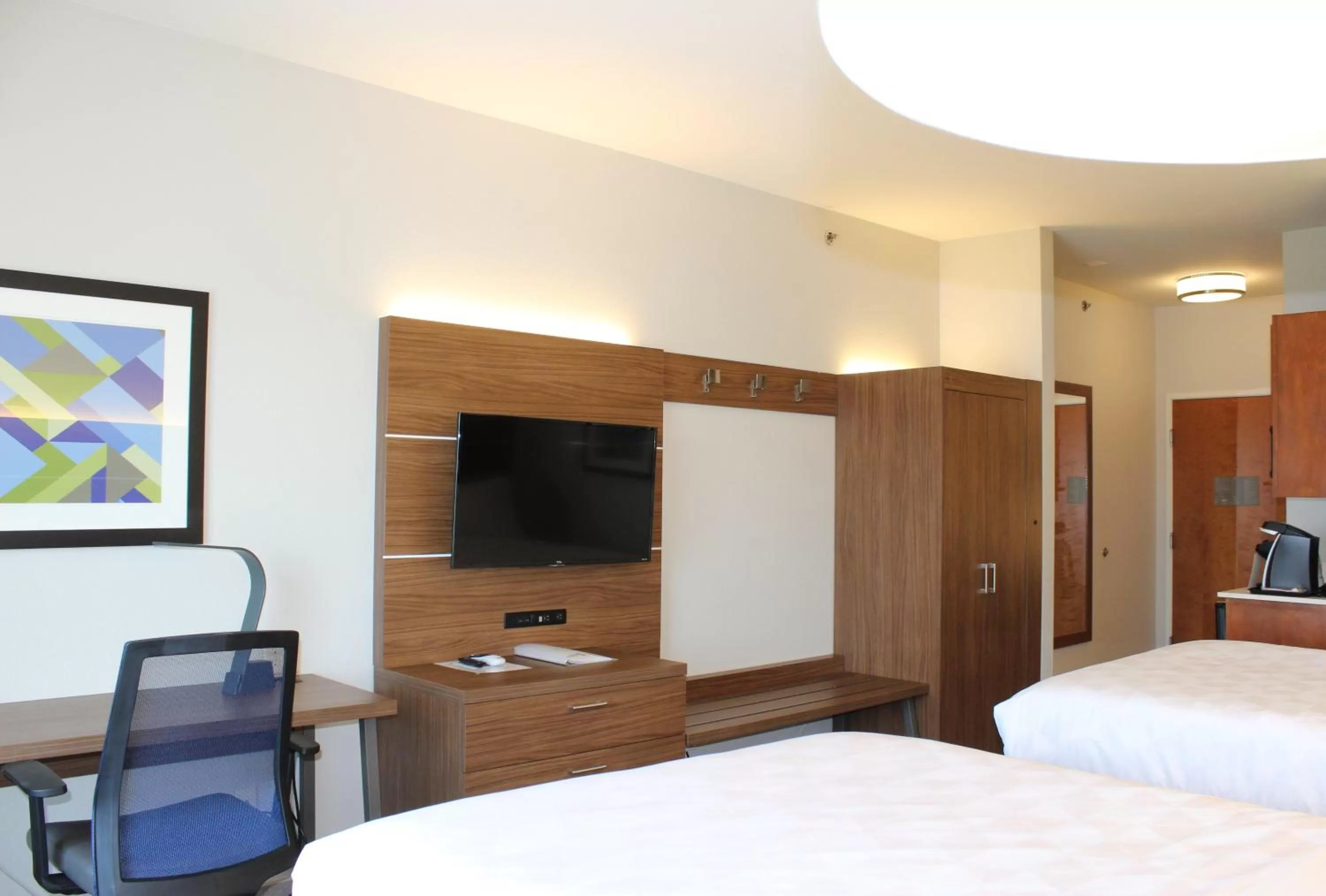 Photo of the whole room, Bed in Holiday Inn Express Hotel & Suites Mansfield by IHG