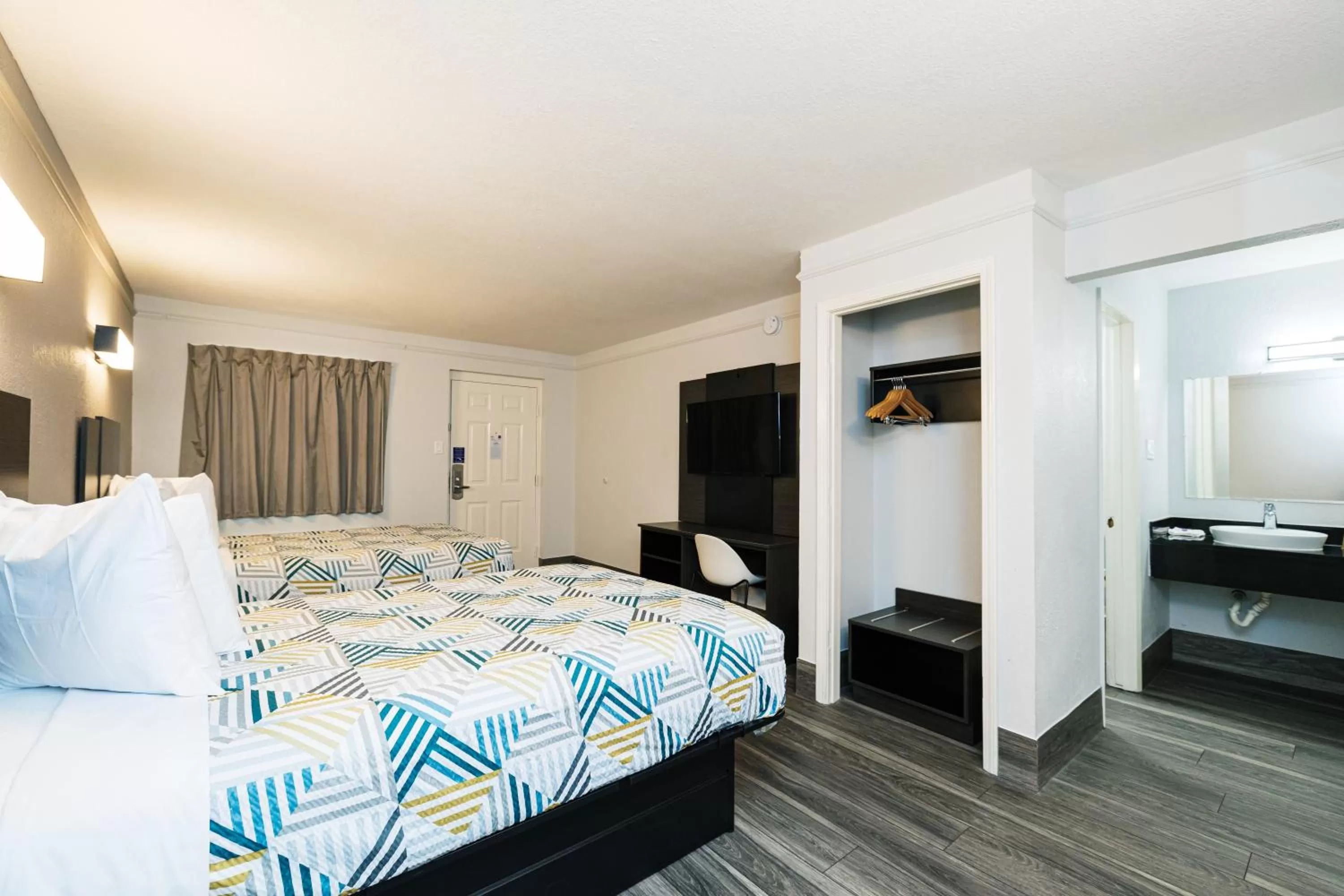 Bed in Studio 6 Baytown, Tx - Garth Road