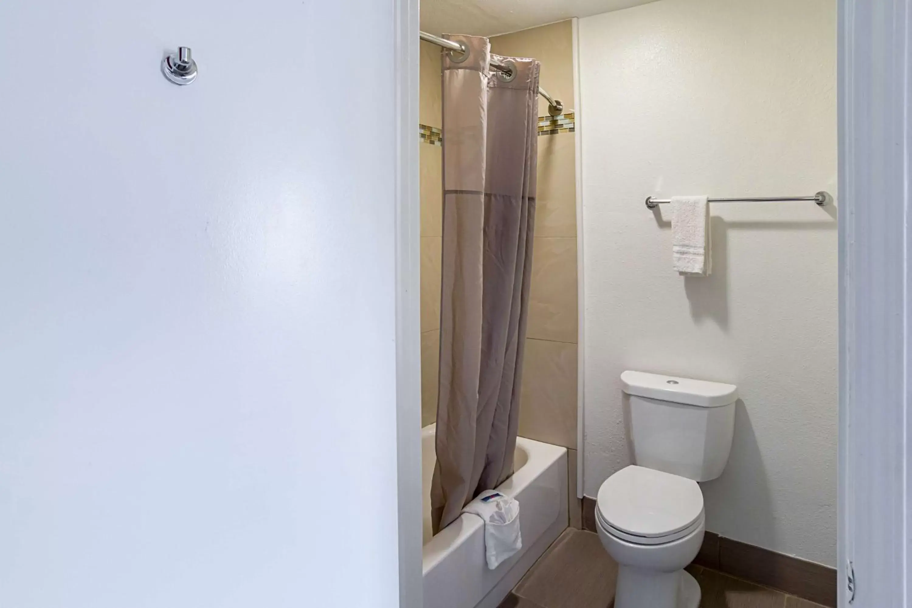 Toilet, Bathroom in Motel 6-Grand Prairie, TX - Near Six Flags Drive