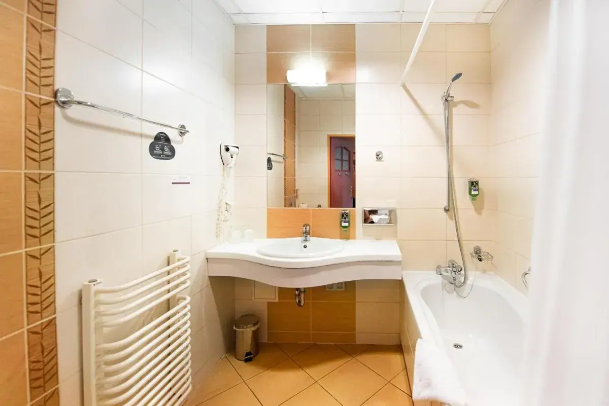 Bathroom in Mercure Opole