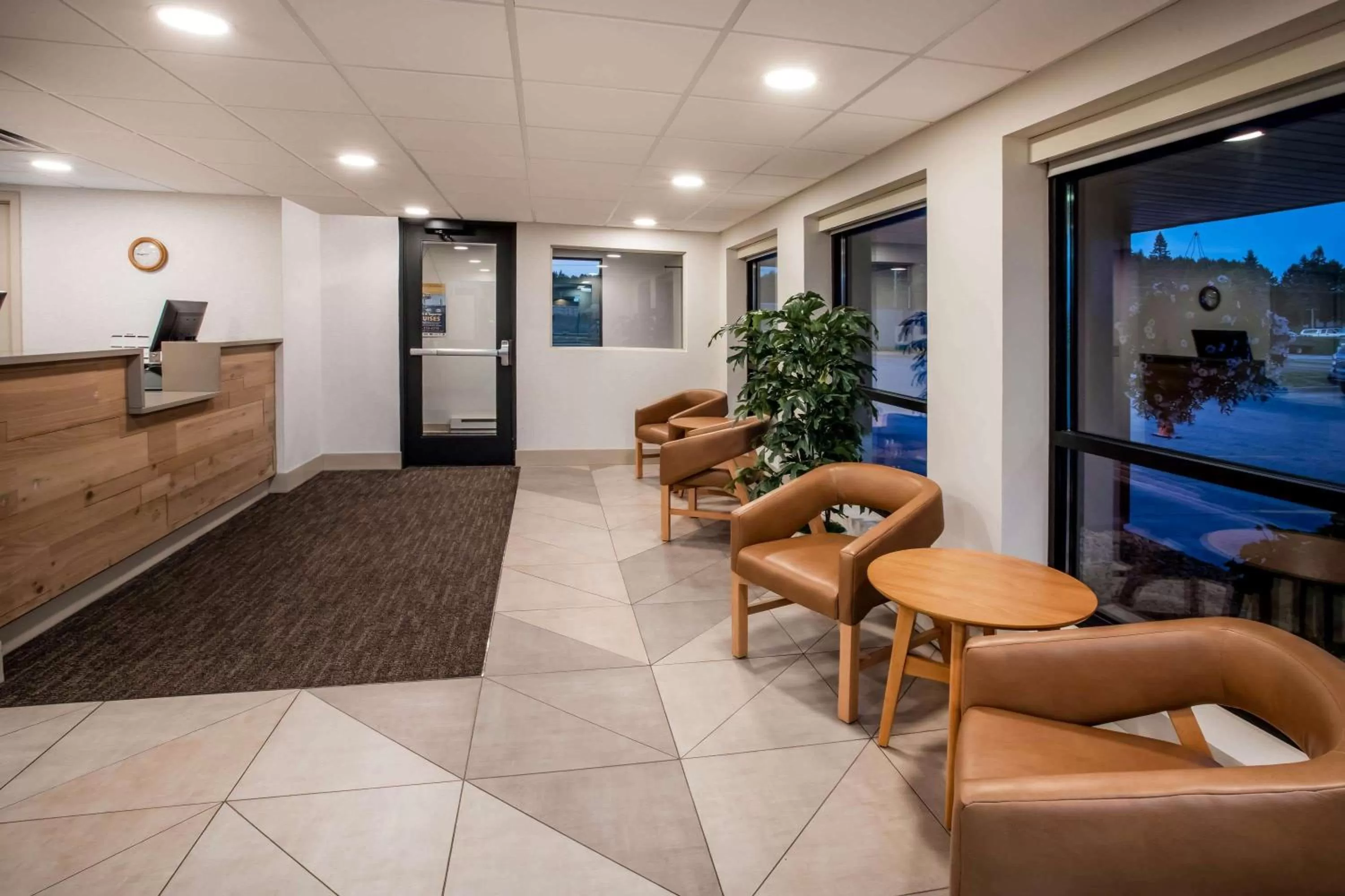 Lobby or reception in Days Inn & Suites by Wyndham Duluth by the Mall