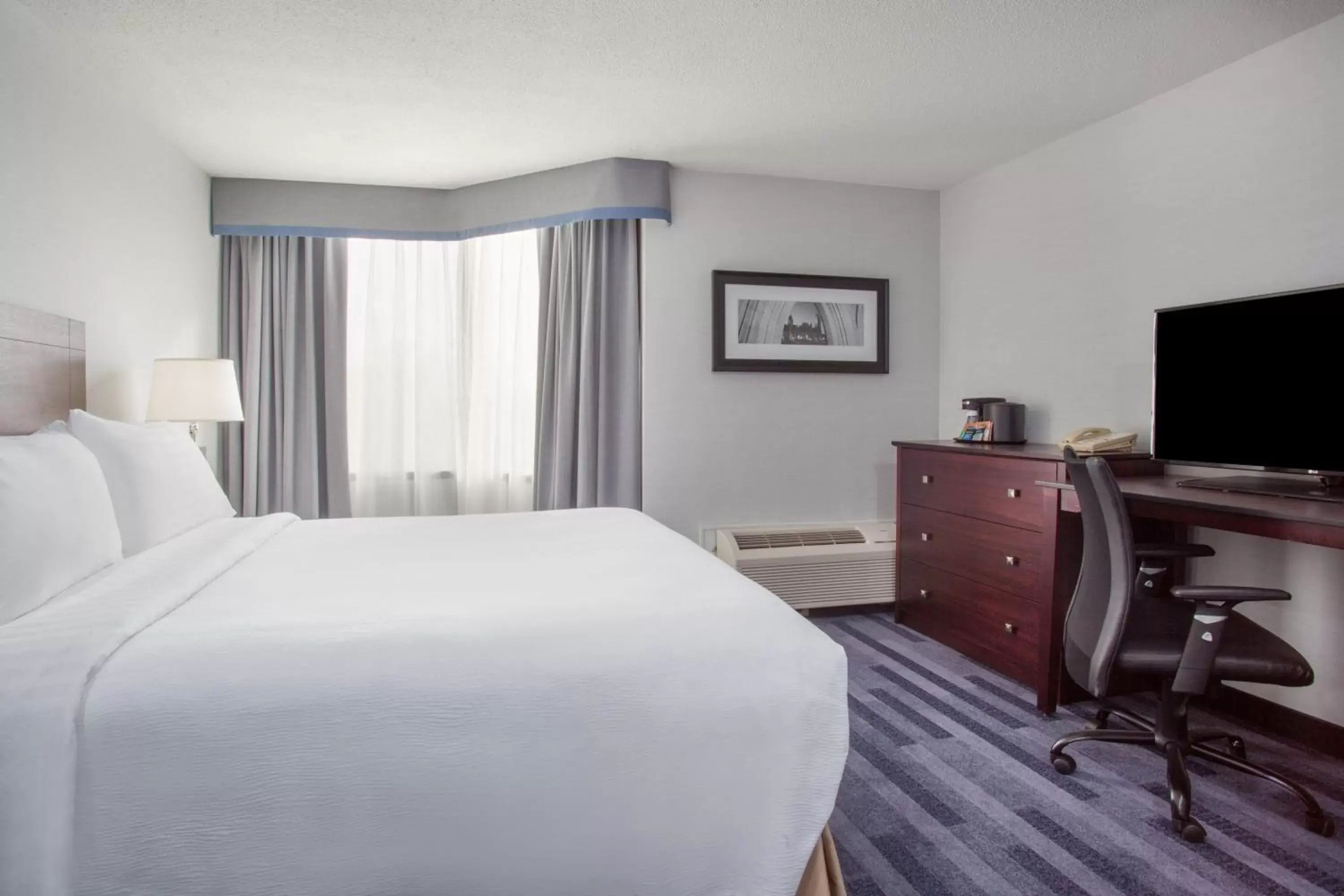 Photo of the whole room, Bed in Holiday Inn Ottawa East, an IHG Hotel