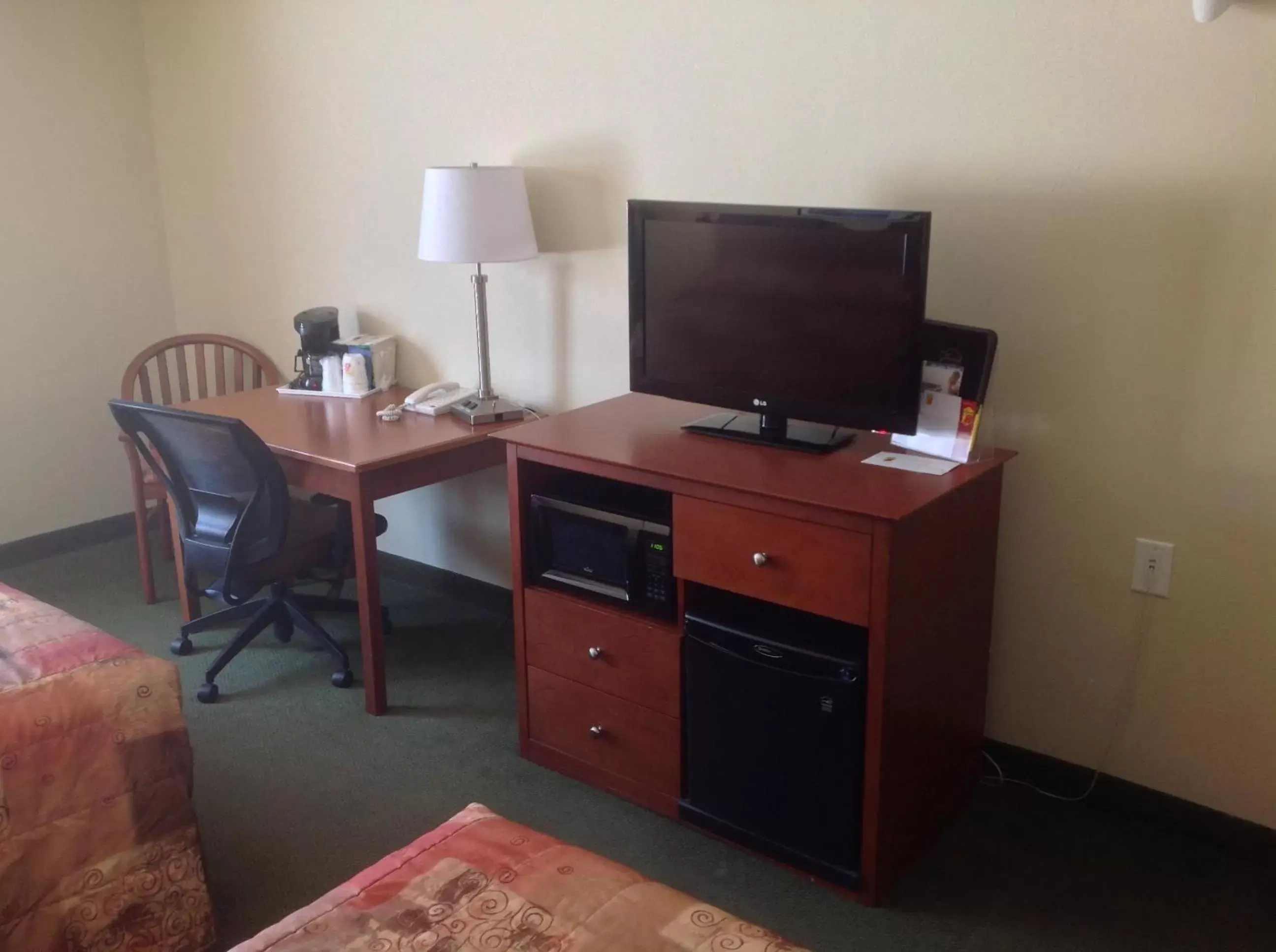 TV and multimedia, TV/Entertainment Center in Super 8 by Wyndham Campbellton NB