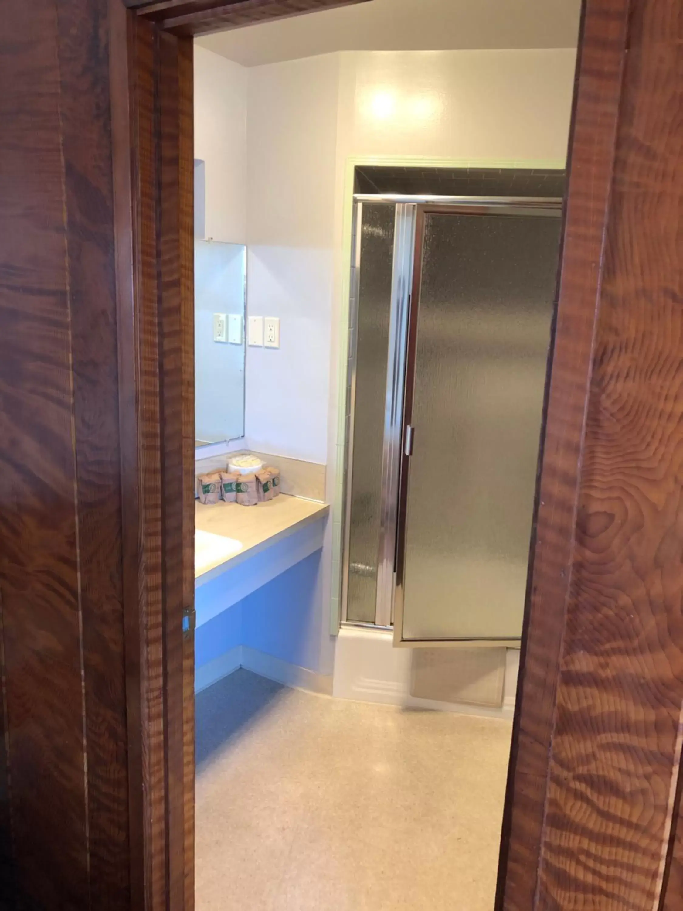 Bathroom in Curly Redwood Lodge