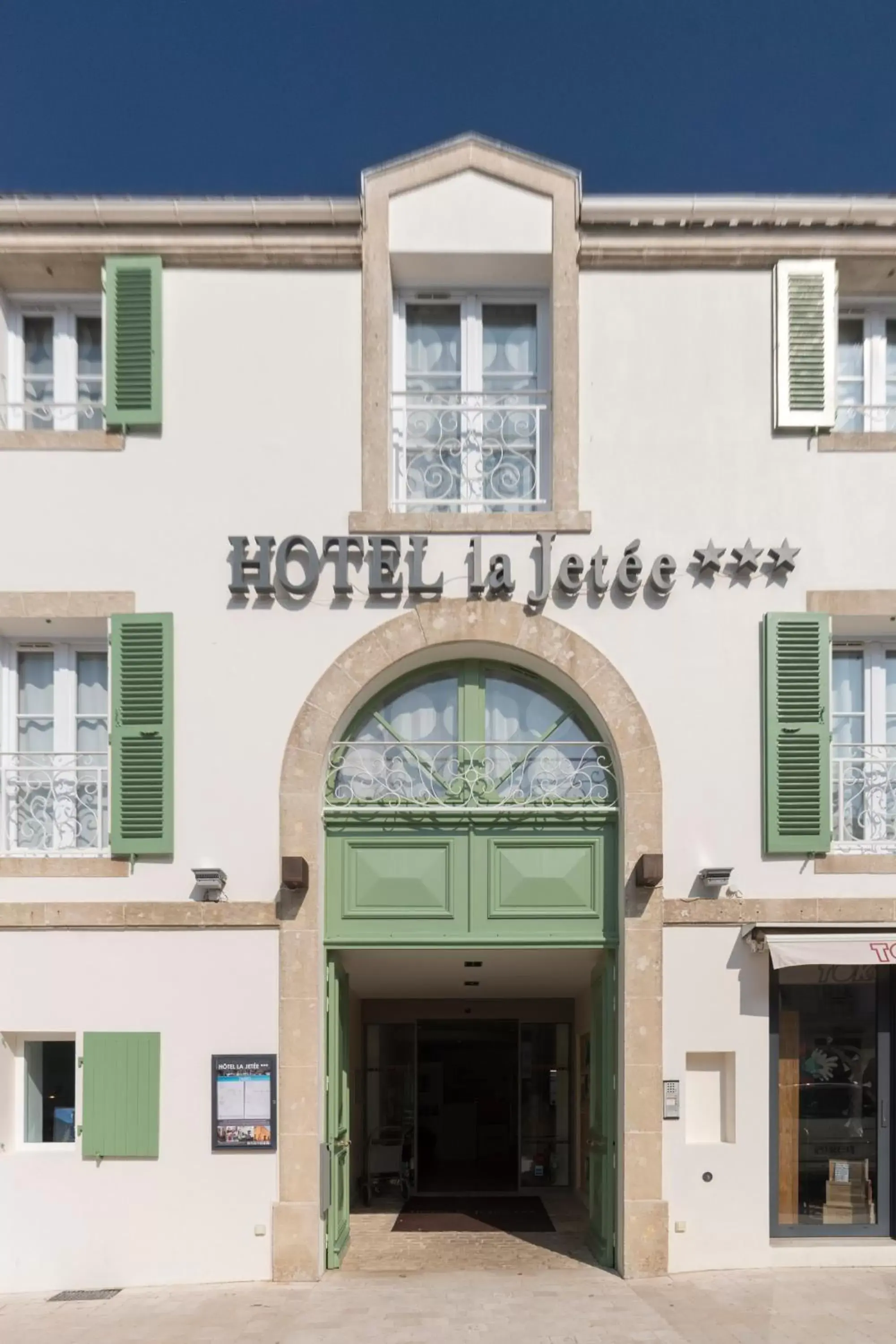 Facade/entrance, Property Building in Hôtel La Jetée