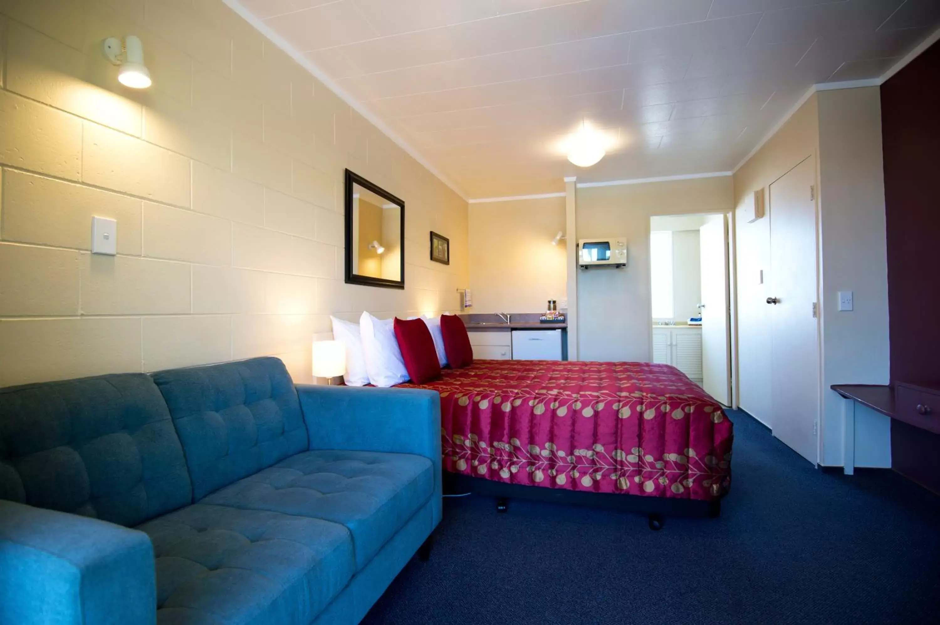 Seating area, Bed in Kapiti Gateway Motel