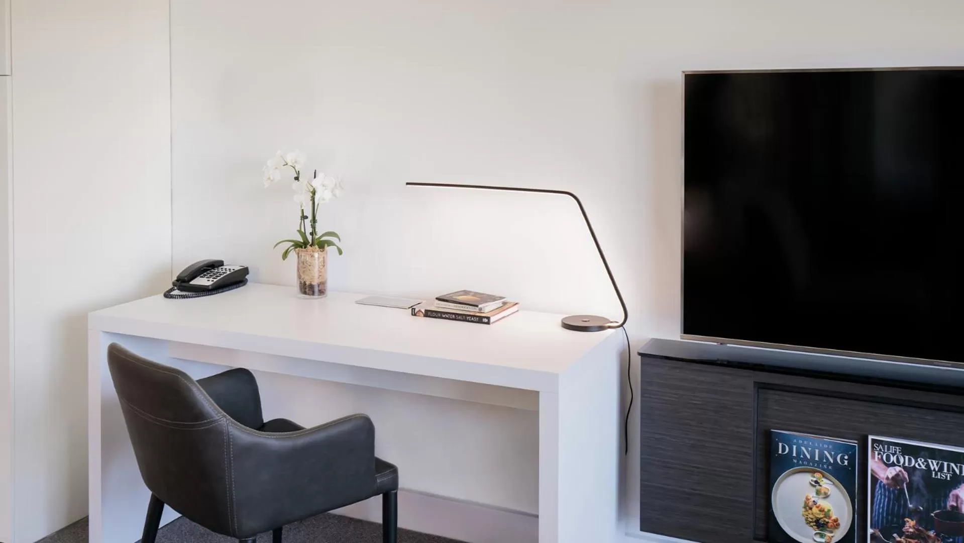 TV and multimedia in Oaks Glenelg Plaza Pier Suites