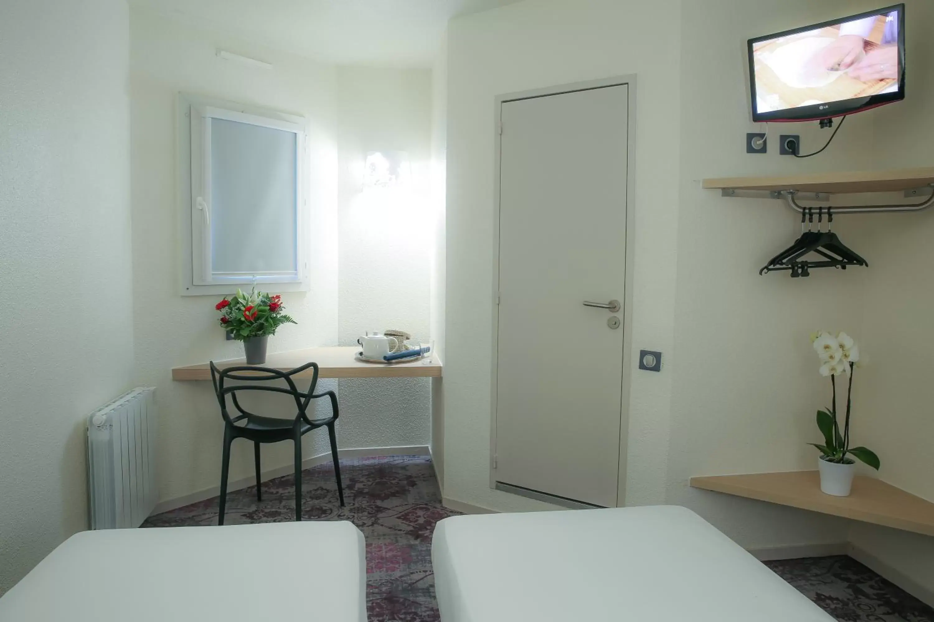 Photo of the whole room, Seating Area in Hotel Inn Design Dijon Sud