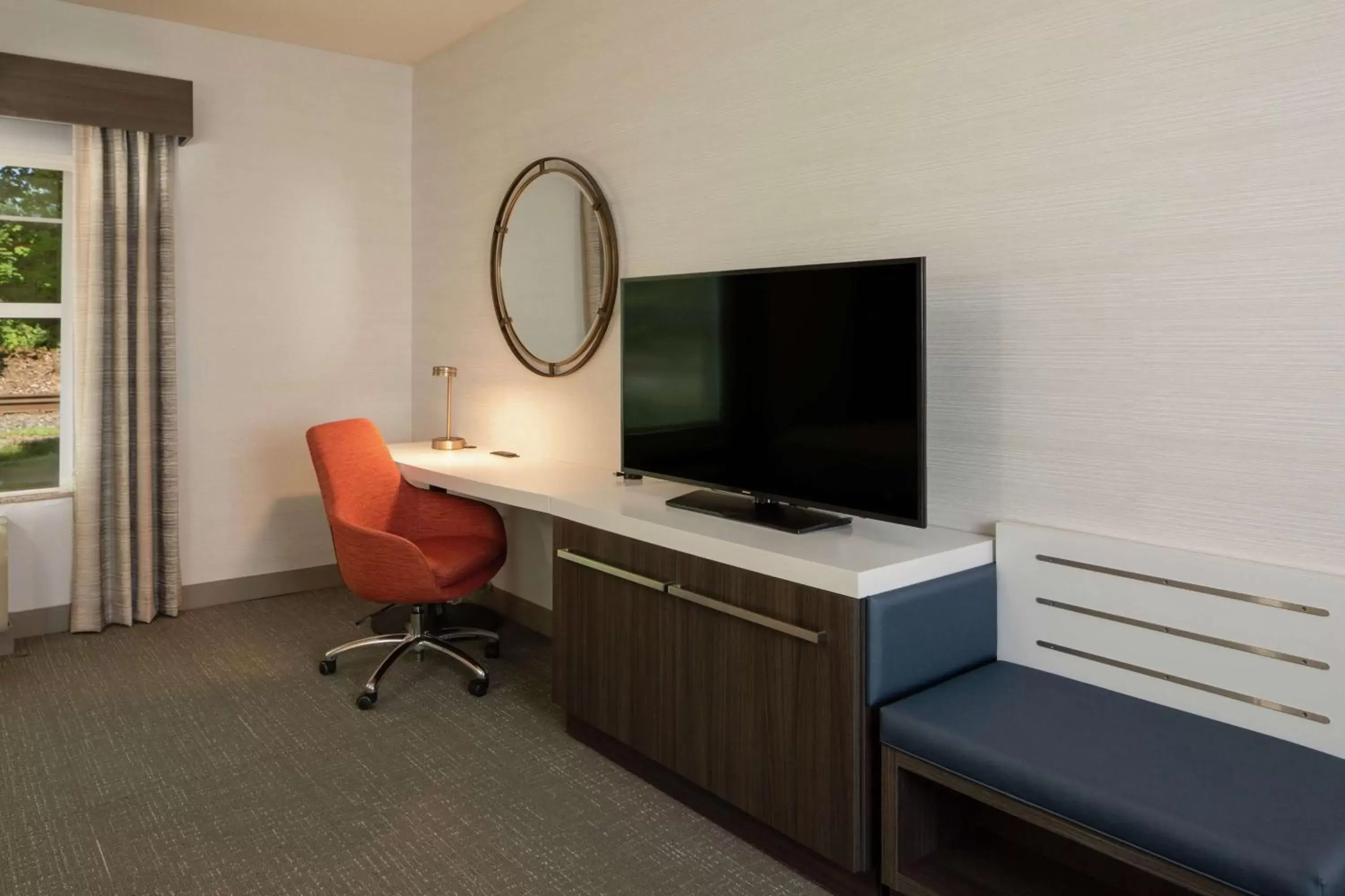 Bedroom, TV/Entertainment Center in Hilton Garden Inn Freeport Downtown