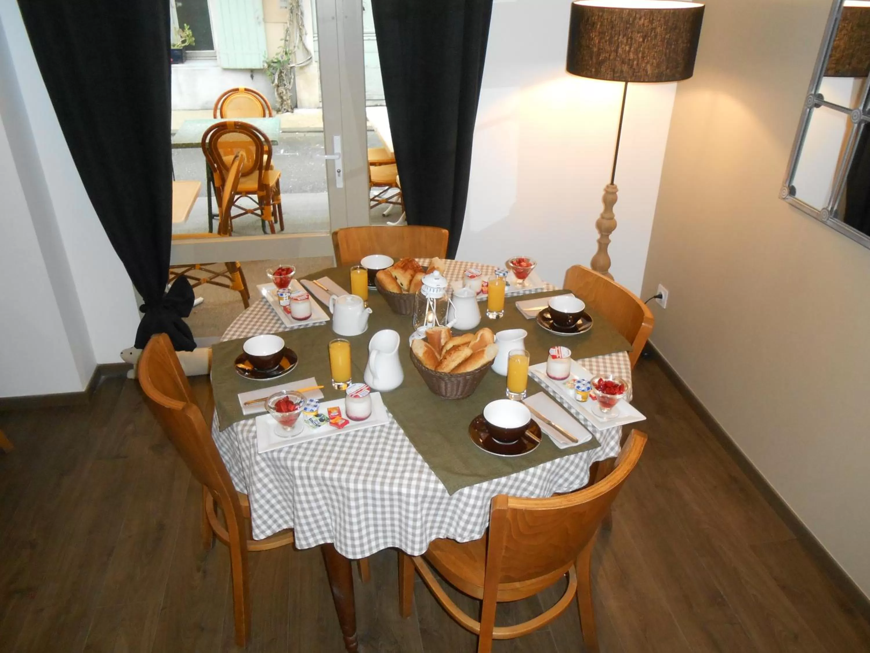 Breakfast in Hôtel-Restaurant "Chez Carrière"