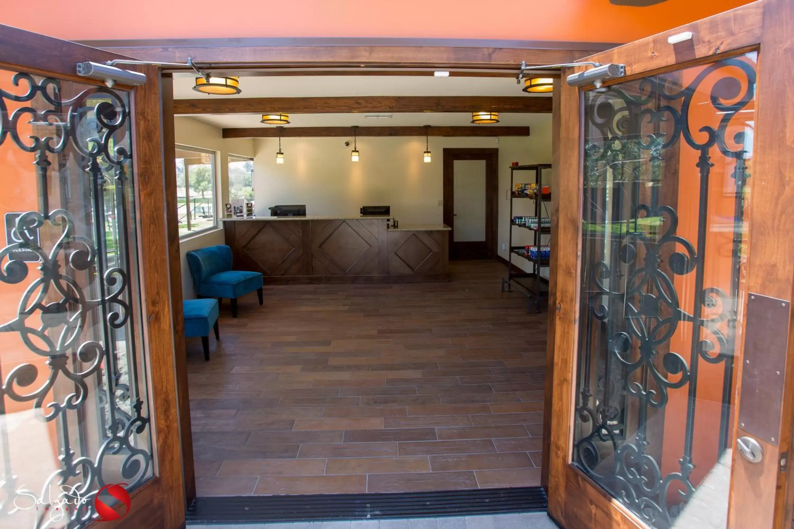 Facade/entrance in Carlton Oaks Lodge, Ascend Hotel Collection