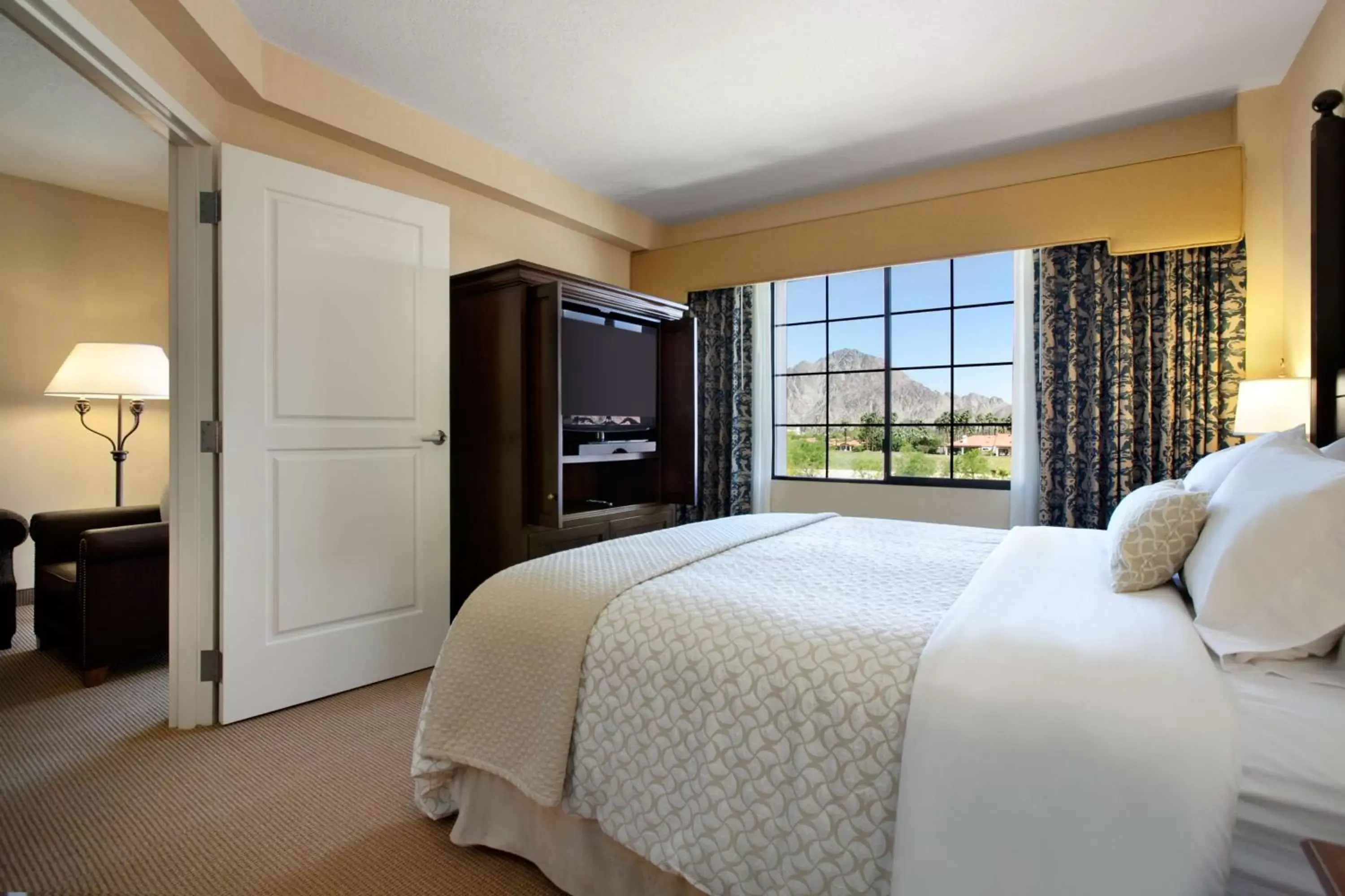 Bed in Embassy Suites La Quinta Hotel & Spa