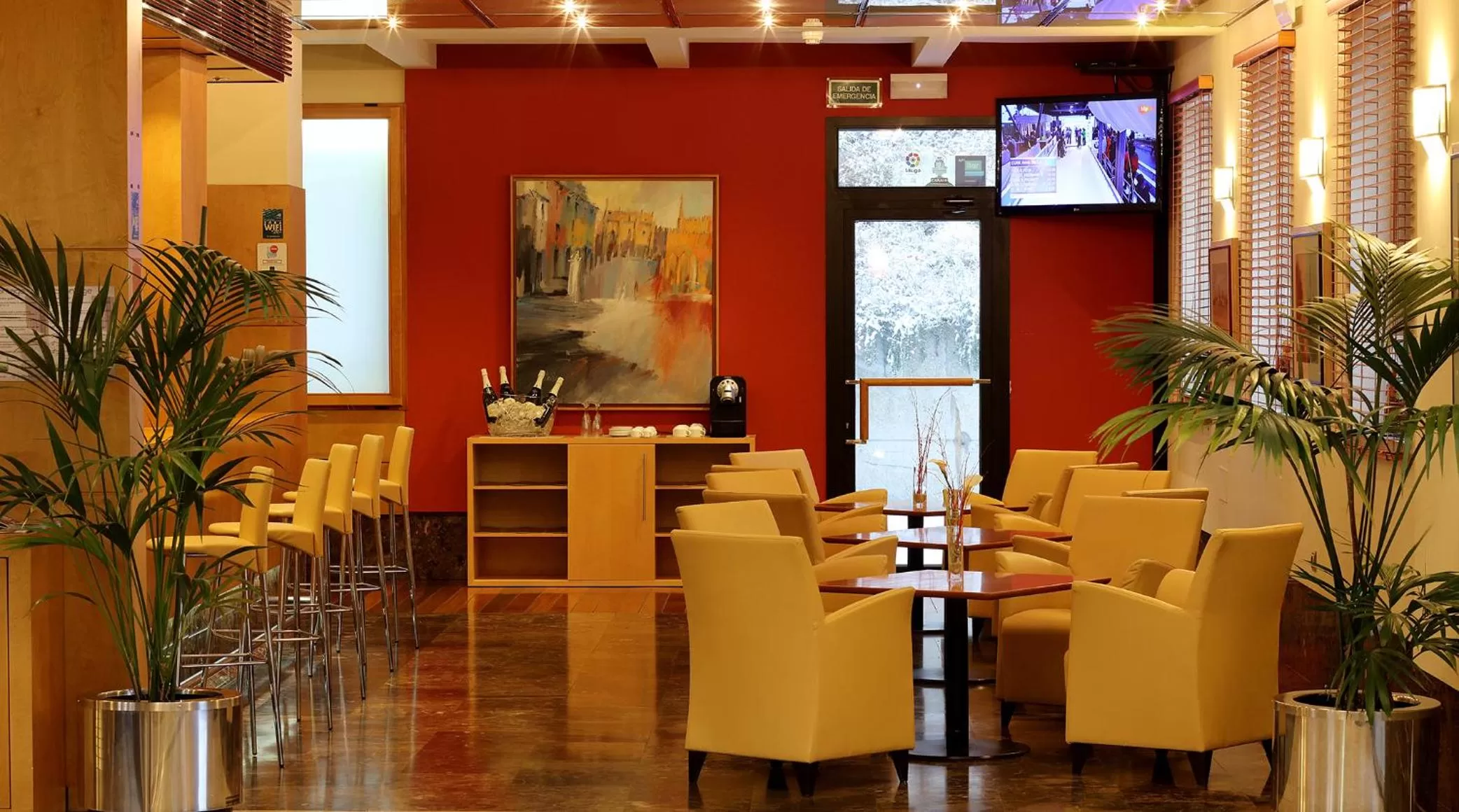 Communal lounge/ TV room in Abba Burgos