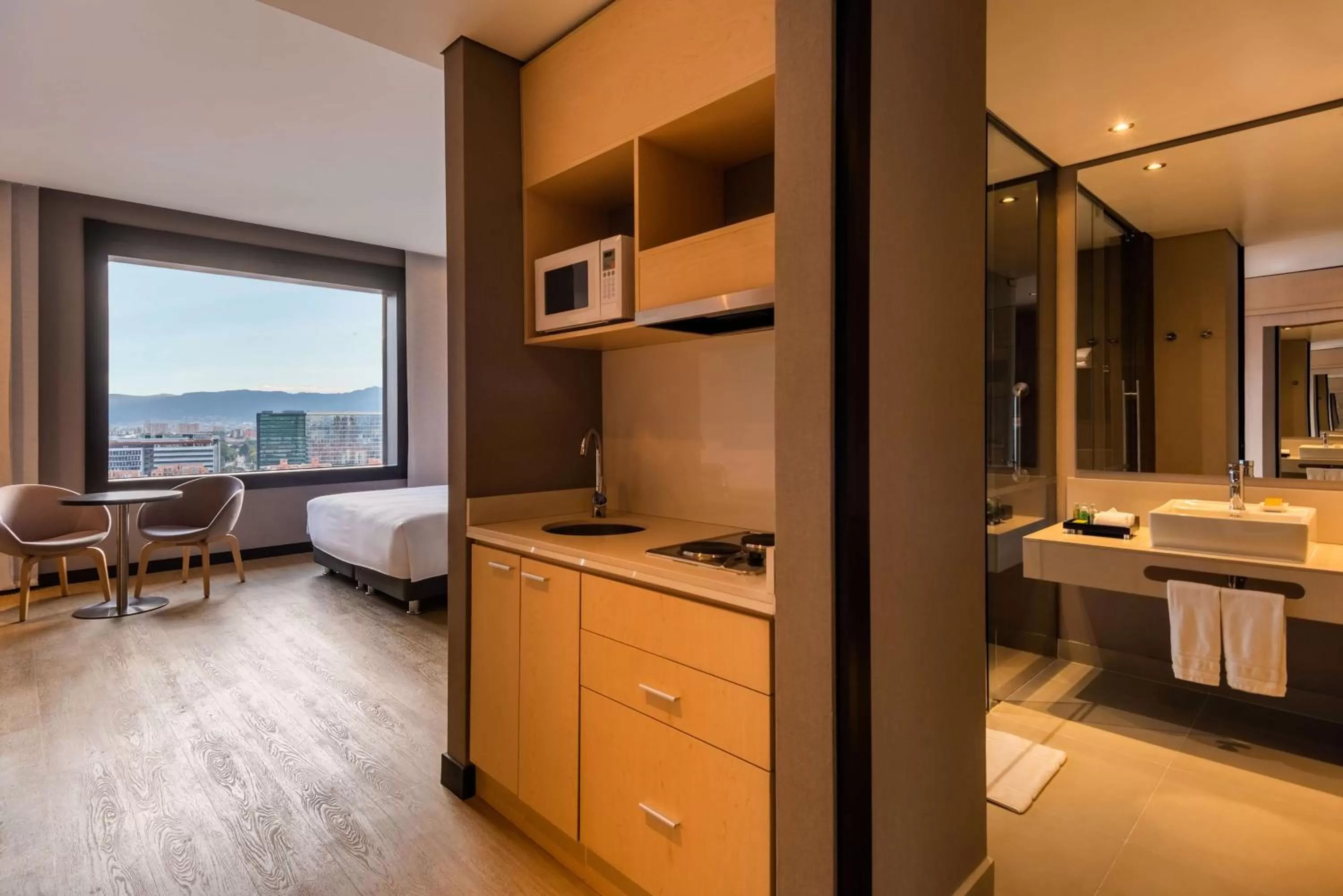 Kitchen or kitchenette, Bed in Hilton DoubleTree Bogotá Salitre AR