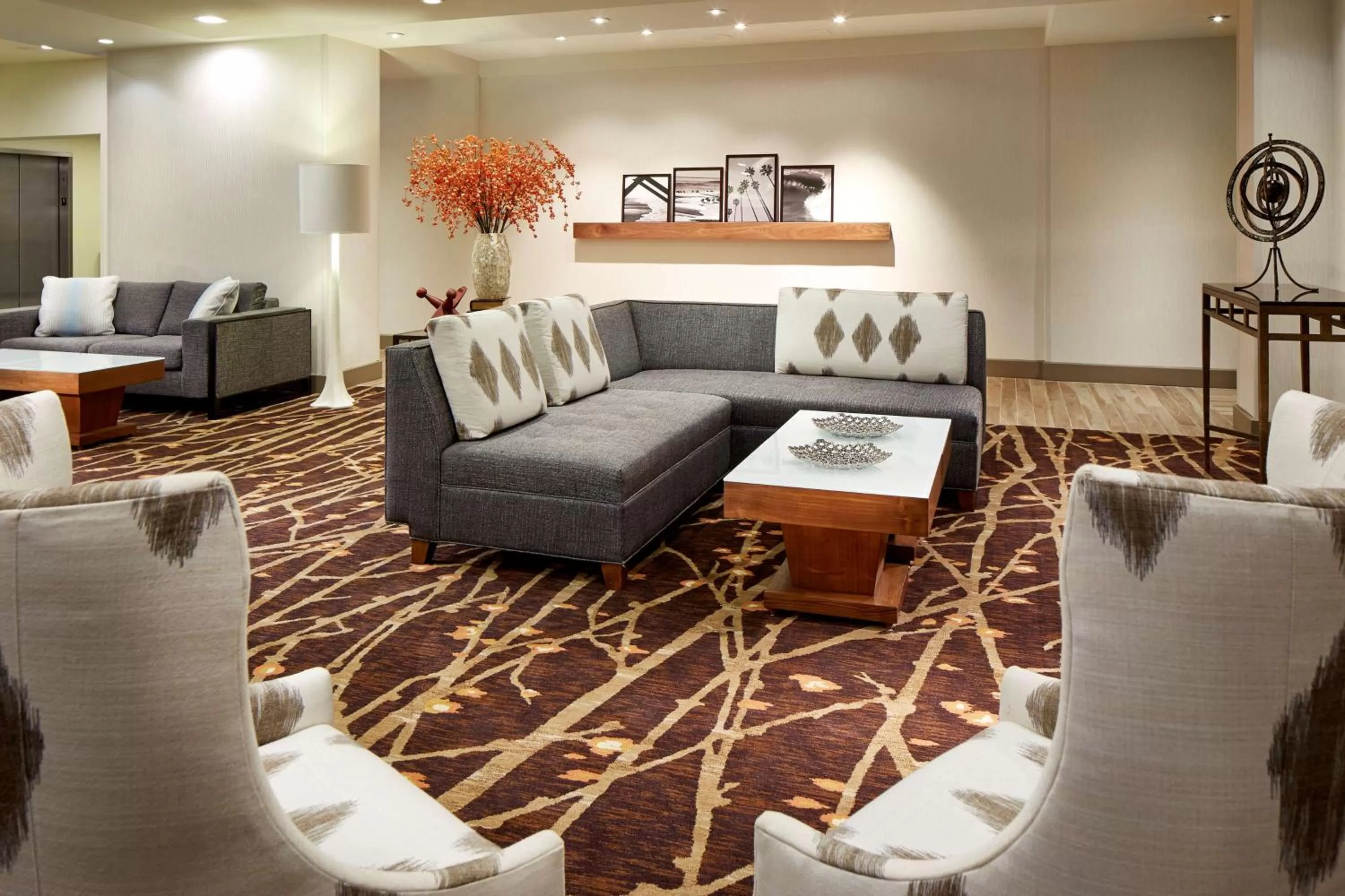 Communal lounge/ TV room in DoubleTree by Hilton LAX - El Segundo