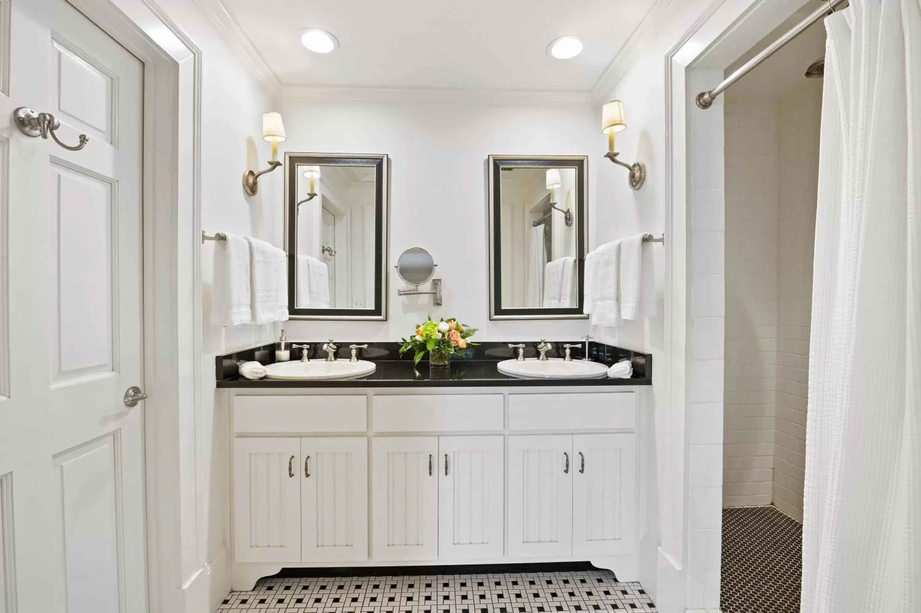 Bathroom, Kitchen/Kitchenette in The James Madison Inn