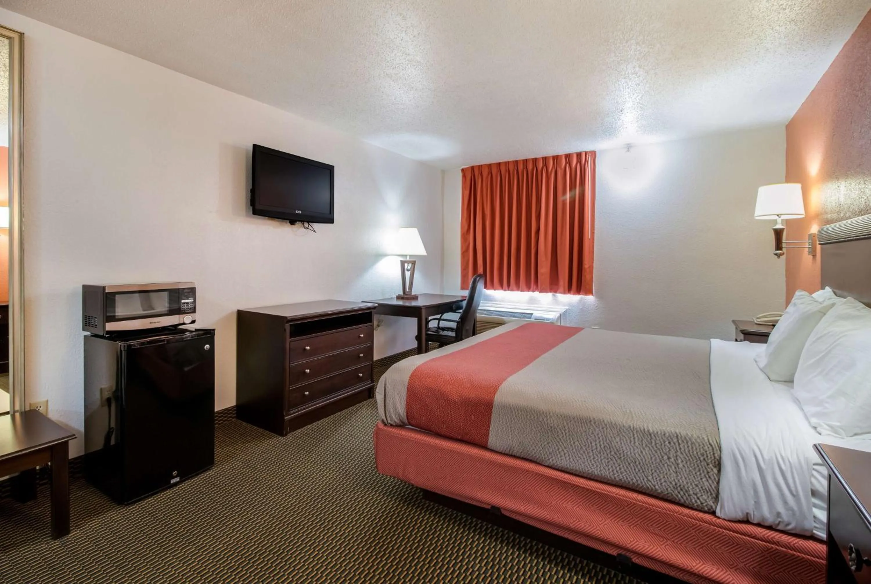 Photo of the whole room, Bed in Motel 6-Marion, IL