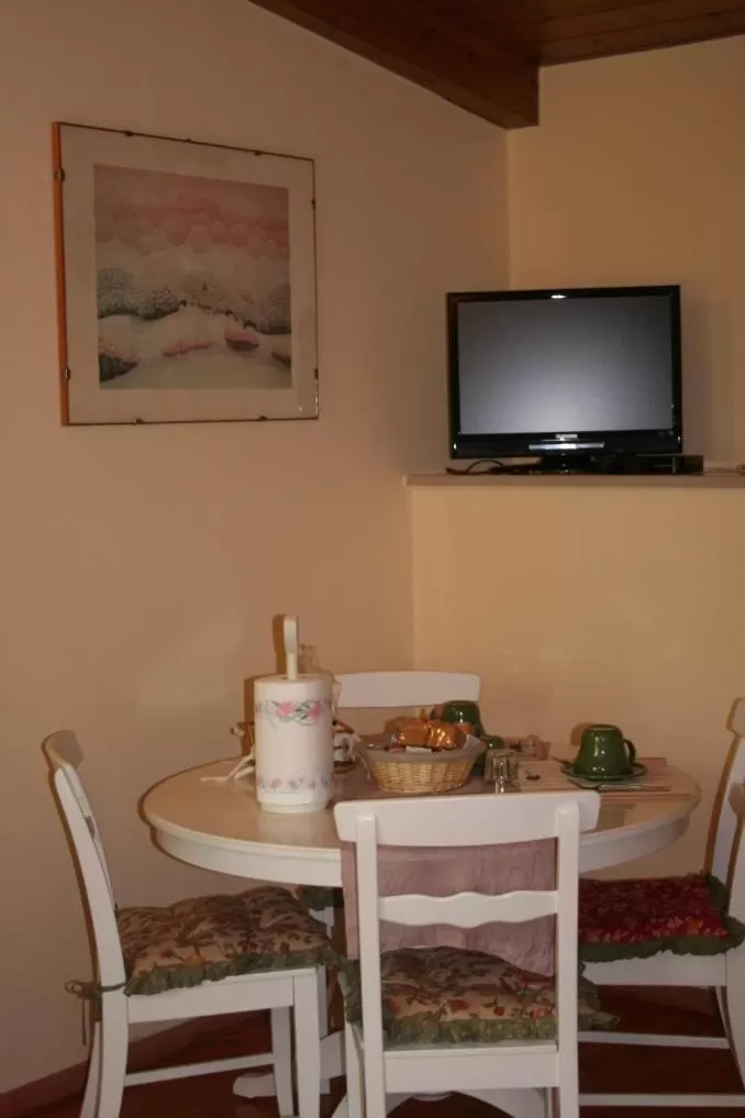TV and multimedia, TV/Entertainment Center in Albarosa